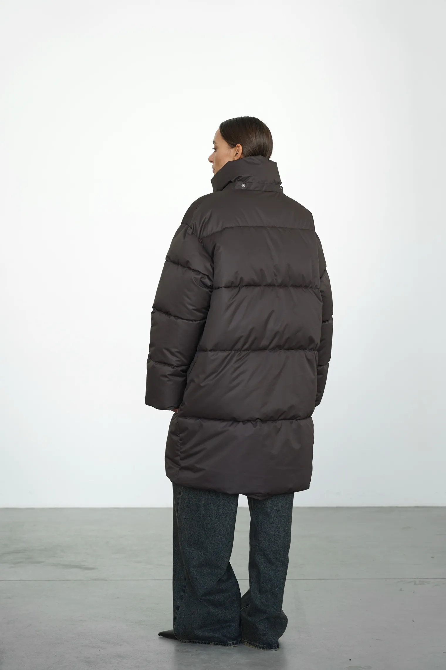 Пуховик стёганный с капюшоном шоколадного цвета фото 4