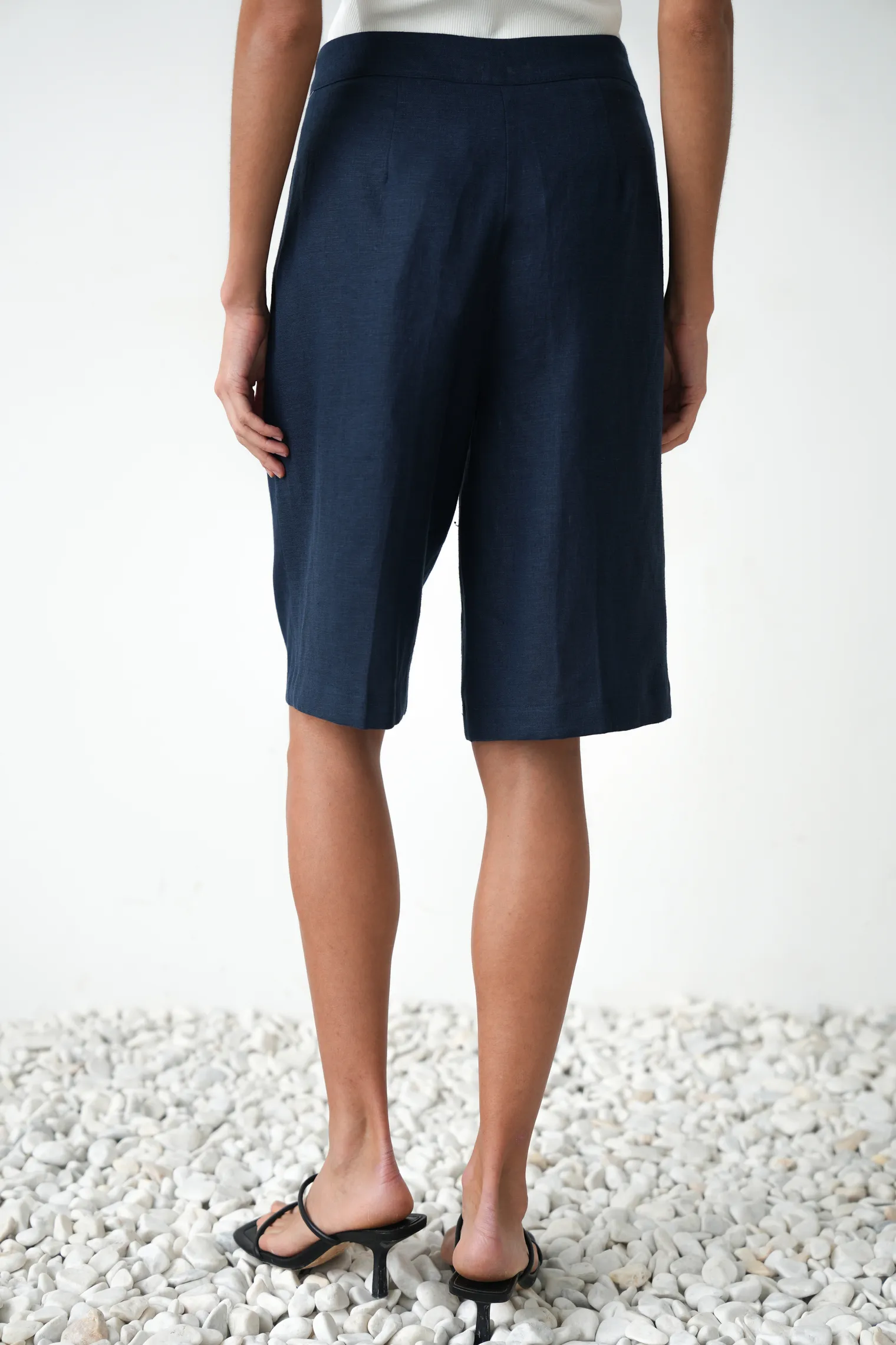 Бермуды широкого кроя с завышенной талией со складками синего цвета фото 4