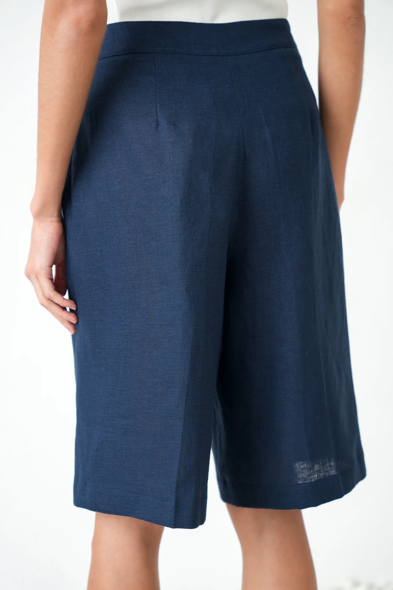 Бермуды широкого кроя с завышенной талией со складками синего цвета фото 6