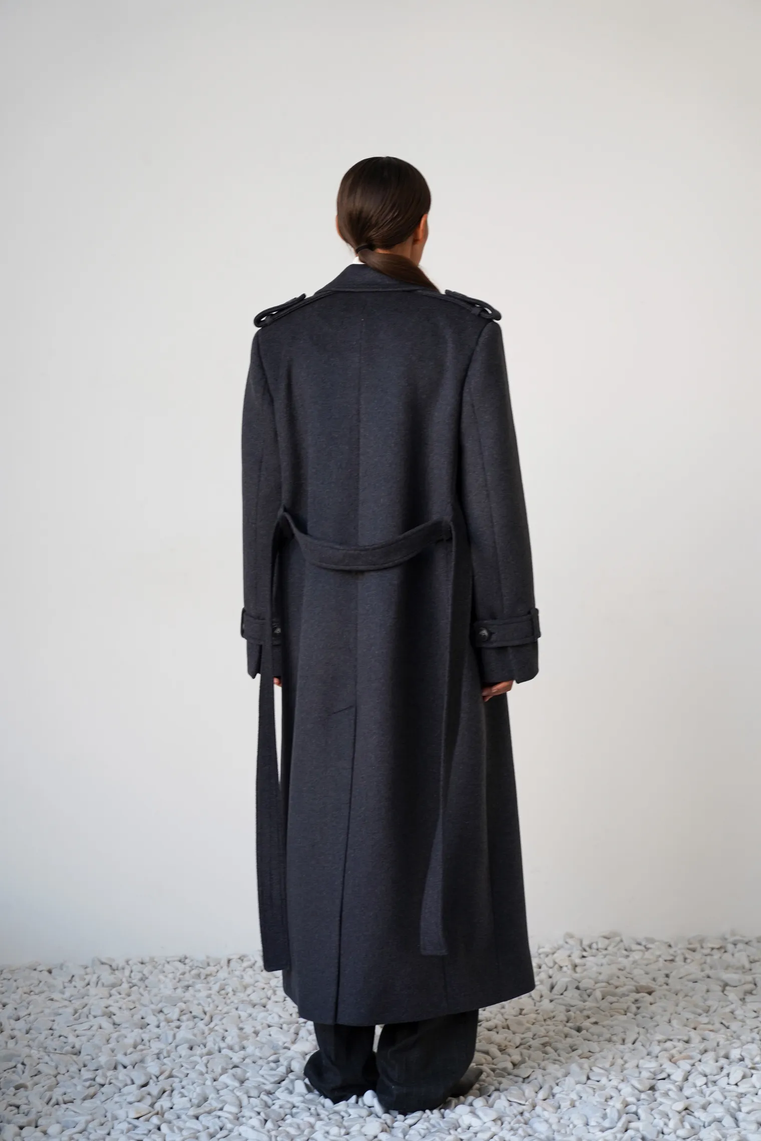 Пальто двубортное с патами на рукавах тёмно-серого цвета фото 4