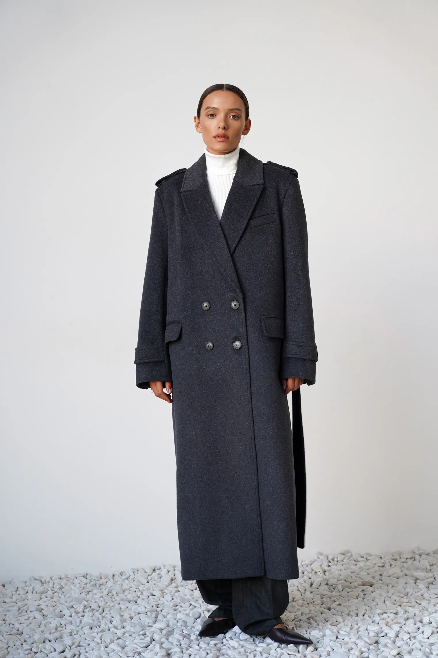 Пальто двубортное с патами на рукавах тёмно-серого цвета фото 6