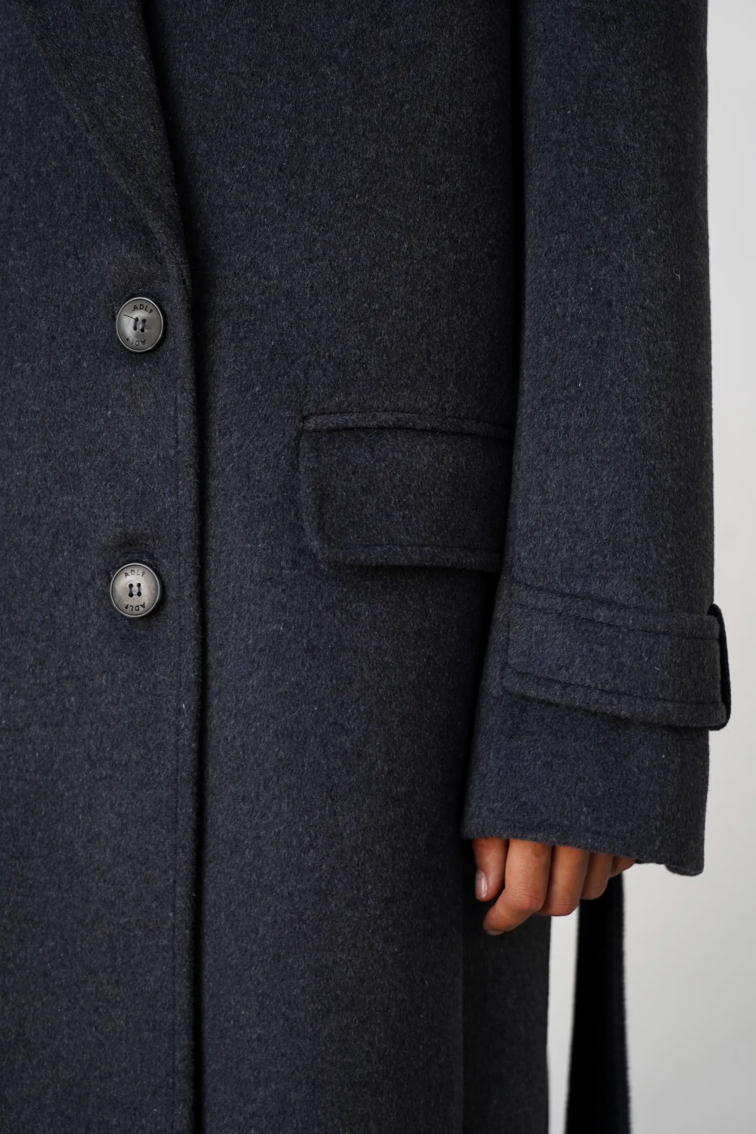 Пальто двубортное с патами на рукавах тёмно-серого цвета фото 7