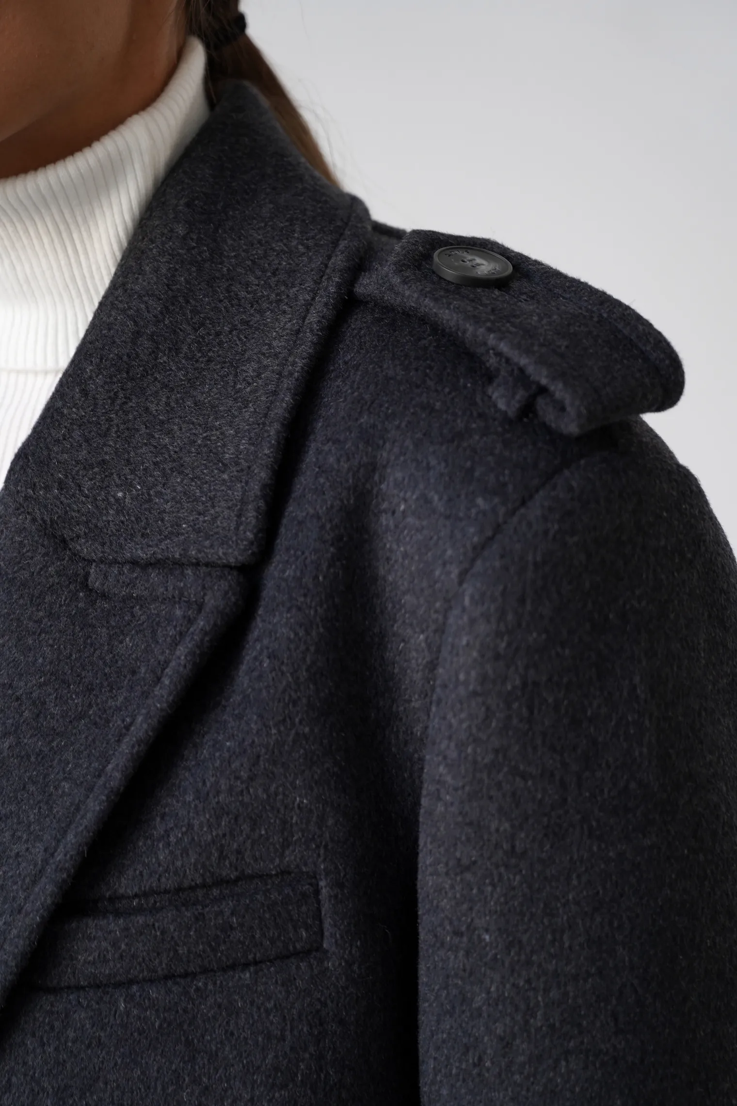 Пальто двубортное с патами на рукавах тёмно-серого цвета фото 2