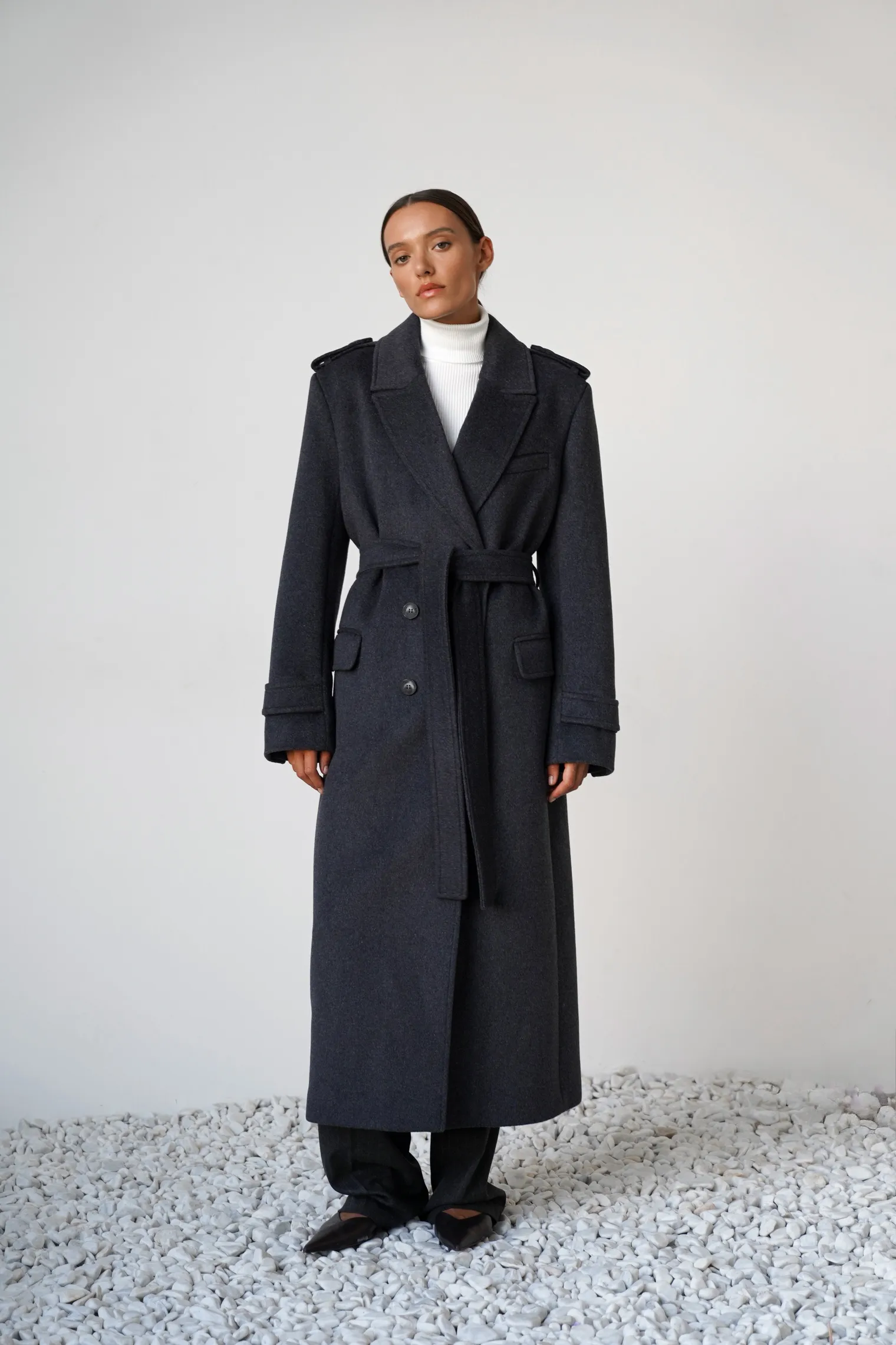 Пальто двубортное с патами на рукавах тёмно-серого цвета фото 3