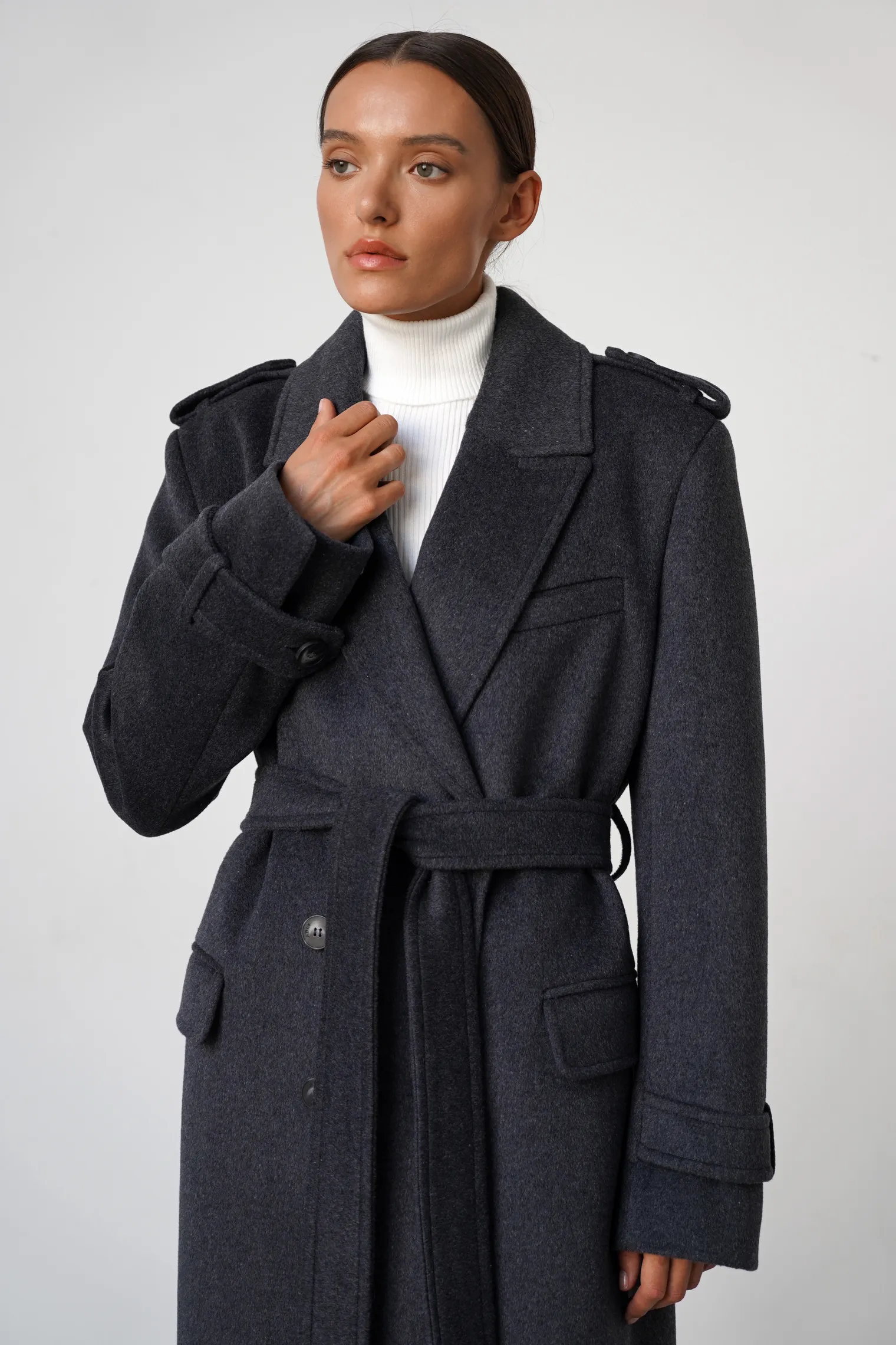 Пальто двубортное с патами на рукавах тёмно-серого цвета фото 5