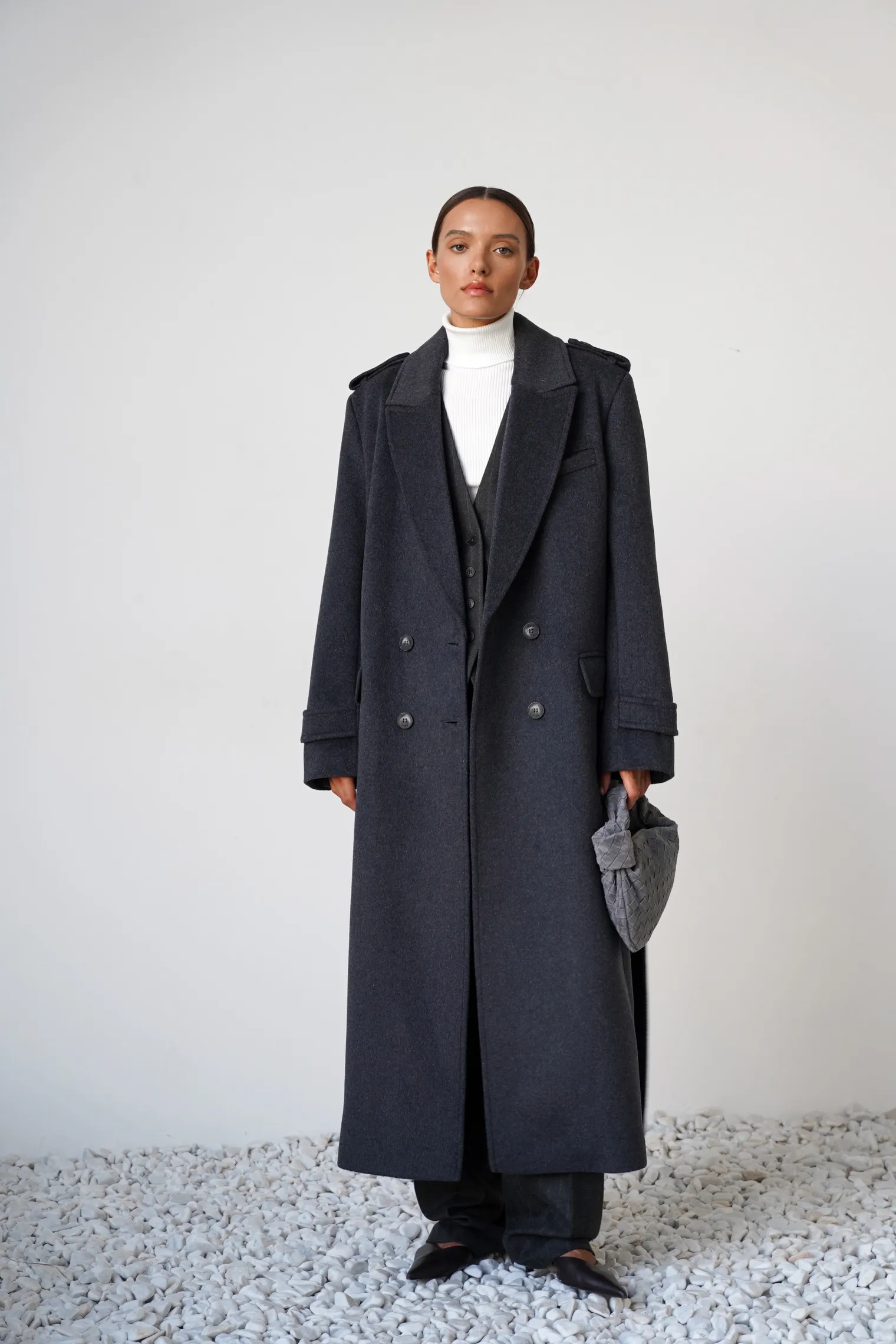 Пальто двубортное с патами на рукавах тёмно-серого цвета фото 1
