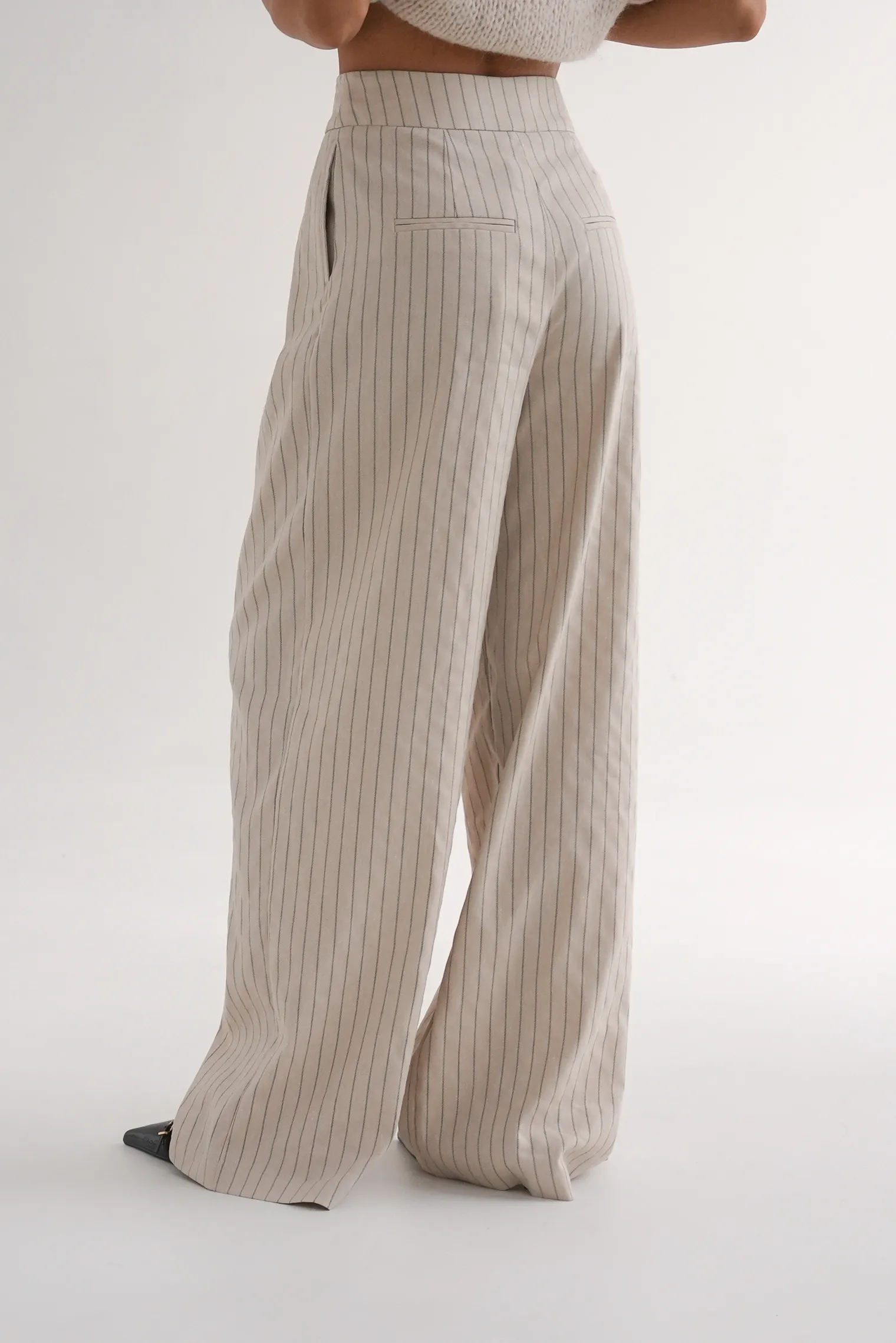 Брюки широкие с поясом изо льна в полоску цвета латте фото 9