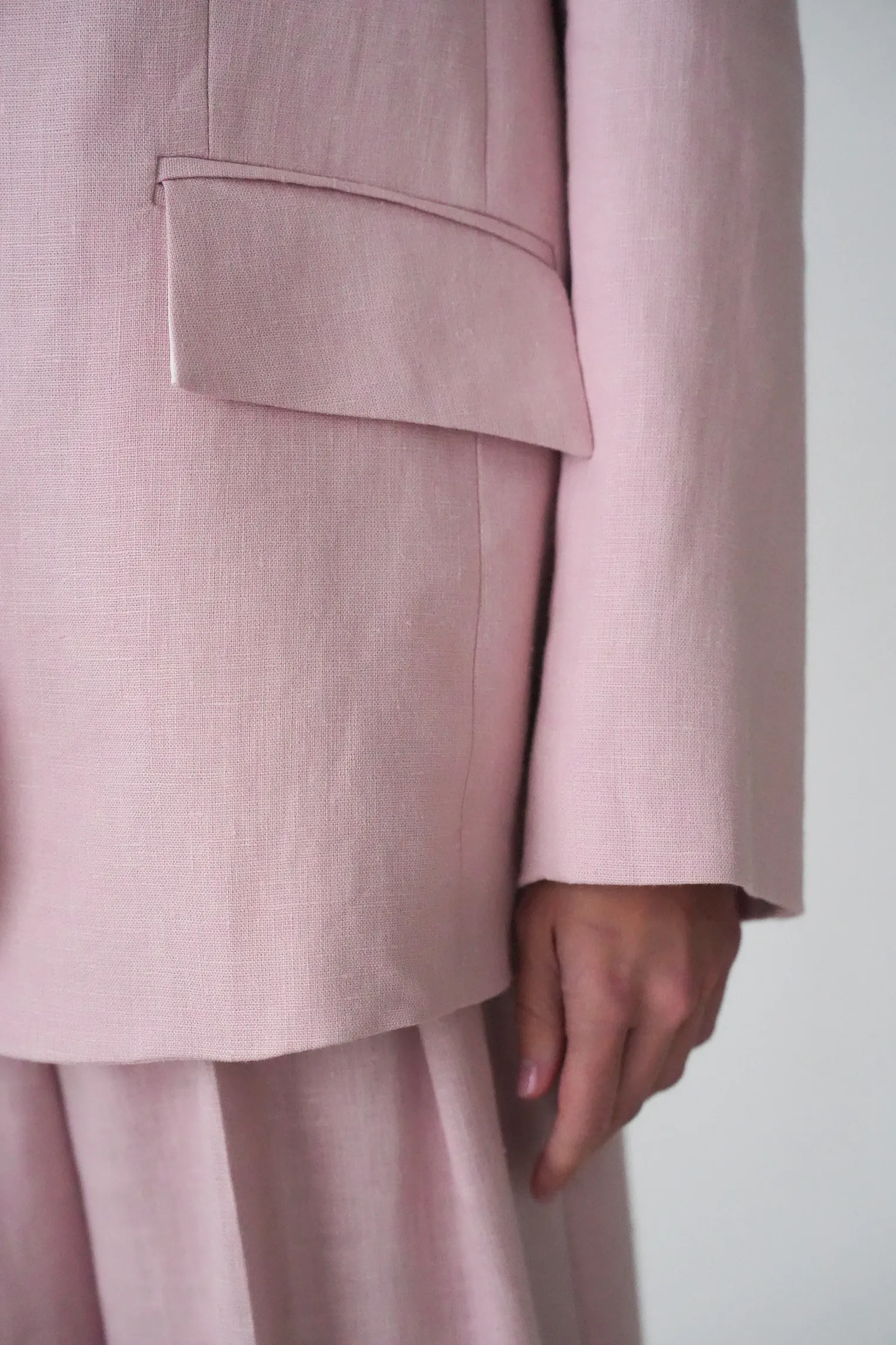 Однобортный жакет свободного кроя изо льна пыльно-розового цвета фото 7