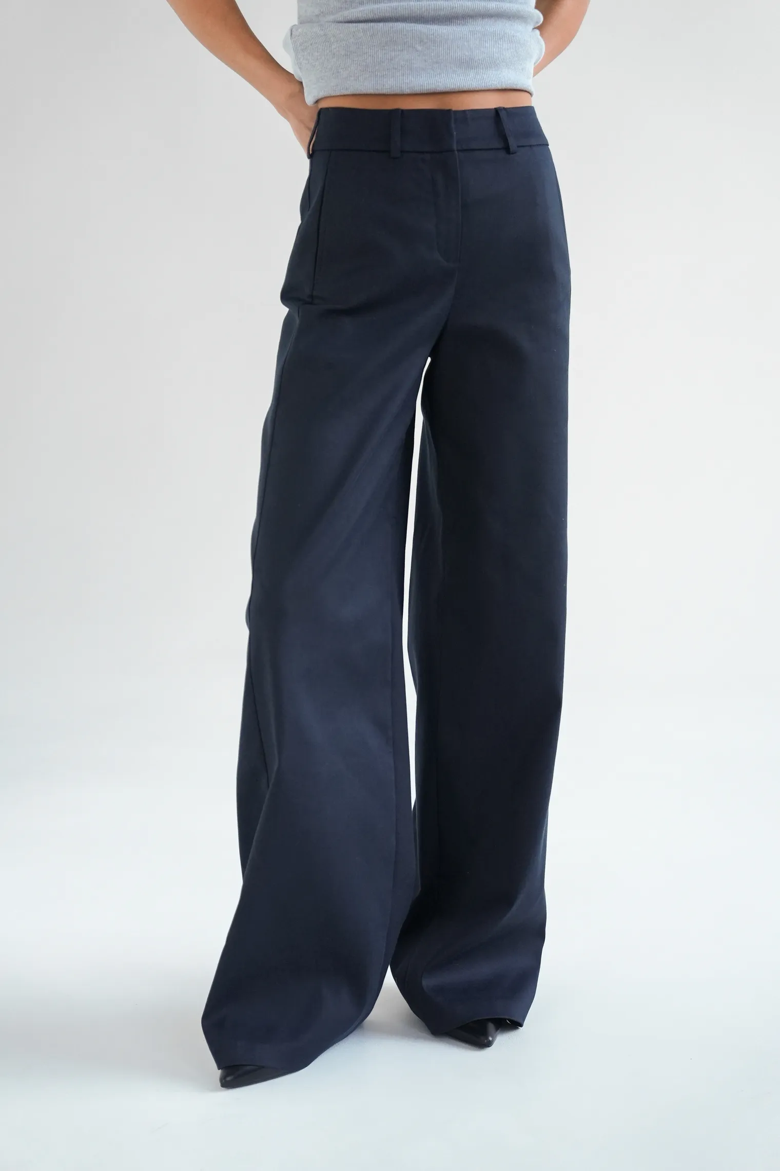 Брюки широкого кроя с завышенной талией тёмно-синего цвета фото 3