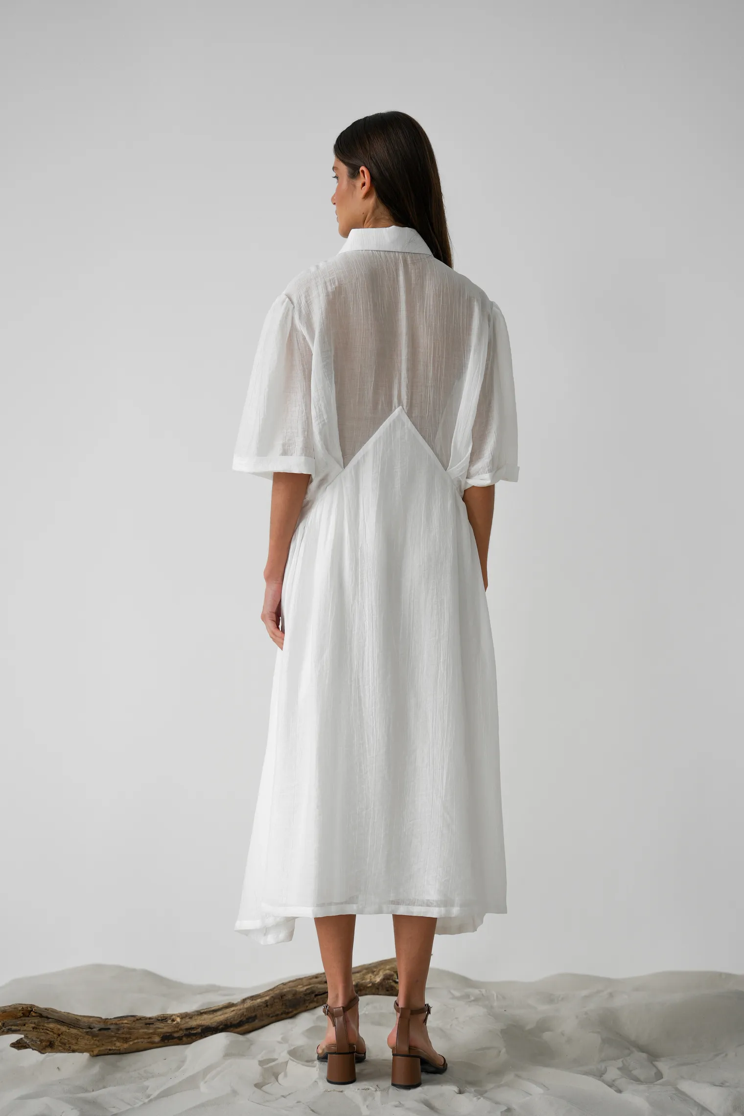 Платье миди из жатой ткани цвета тофу фото 4