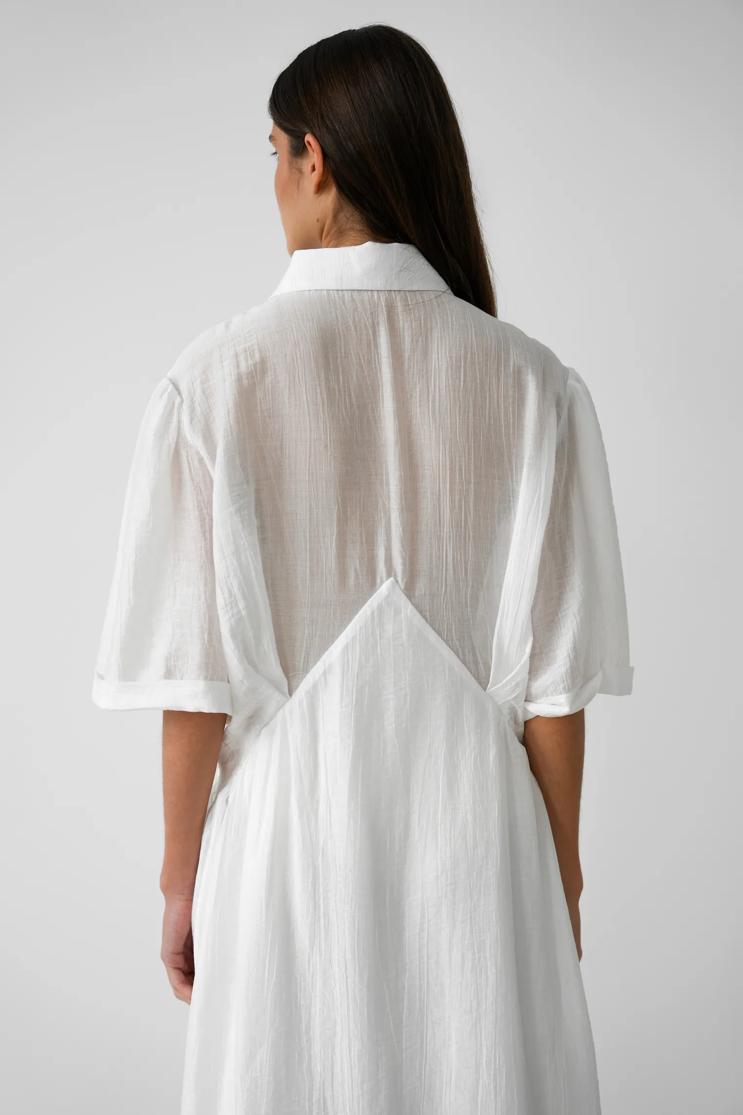 Платье миди из жатой ткани цвета тофу фото 7