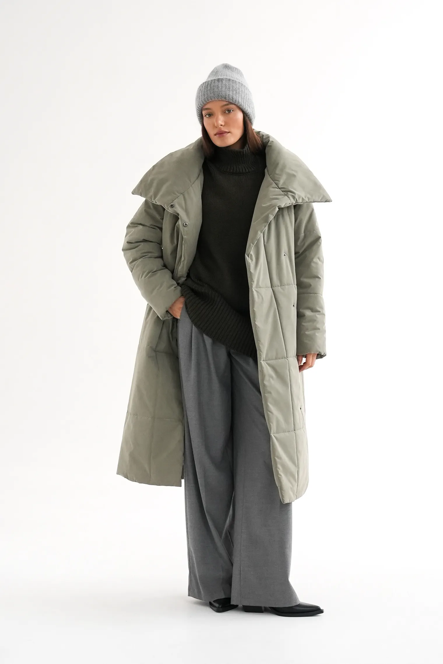 Стеганое пальто с высоким воротником оливкового цвета фото 6