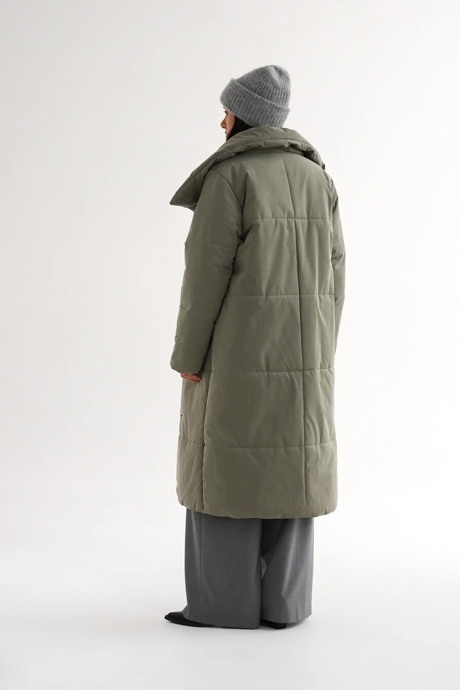 Стеганое пальто с высоким воротником оливкового цвета фото 4
