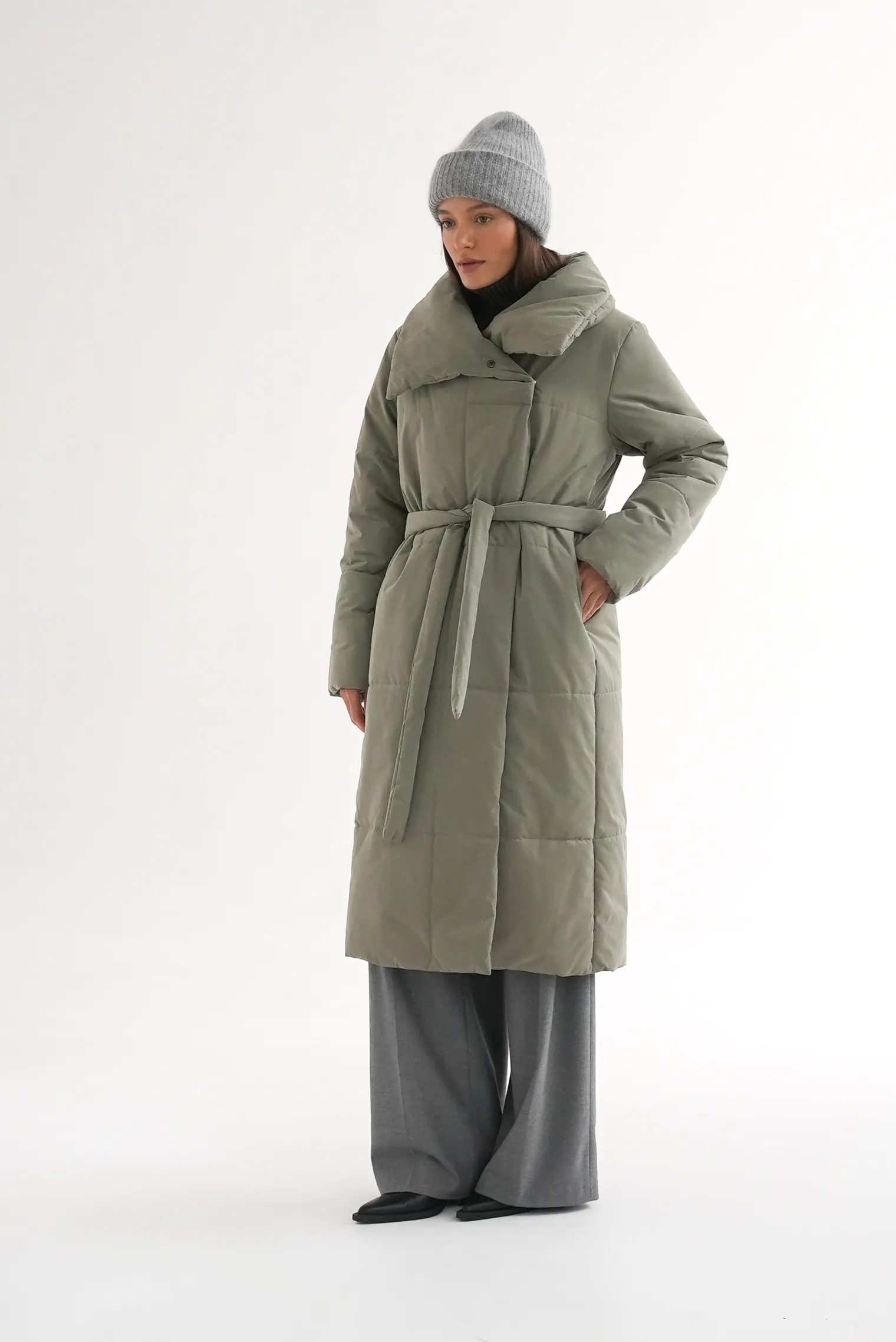 Стеганое пальто с высоким воротником оливкового цвета фото 7
