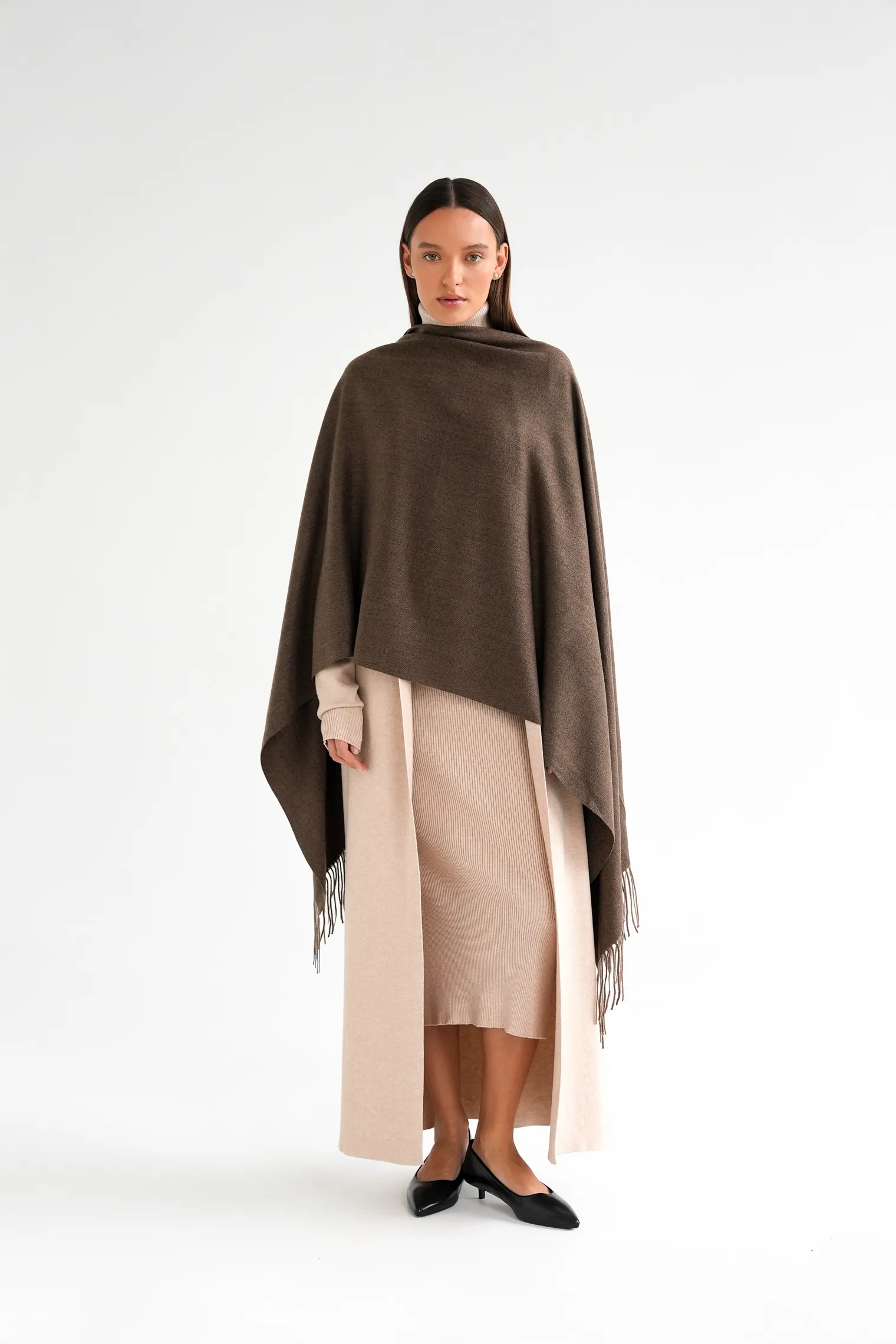 Палантин однотонный из вискозы коричневого цвета фото 5