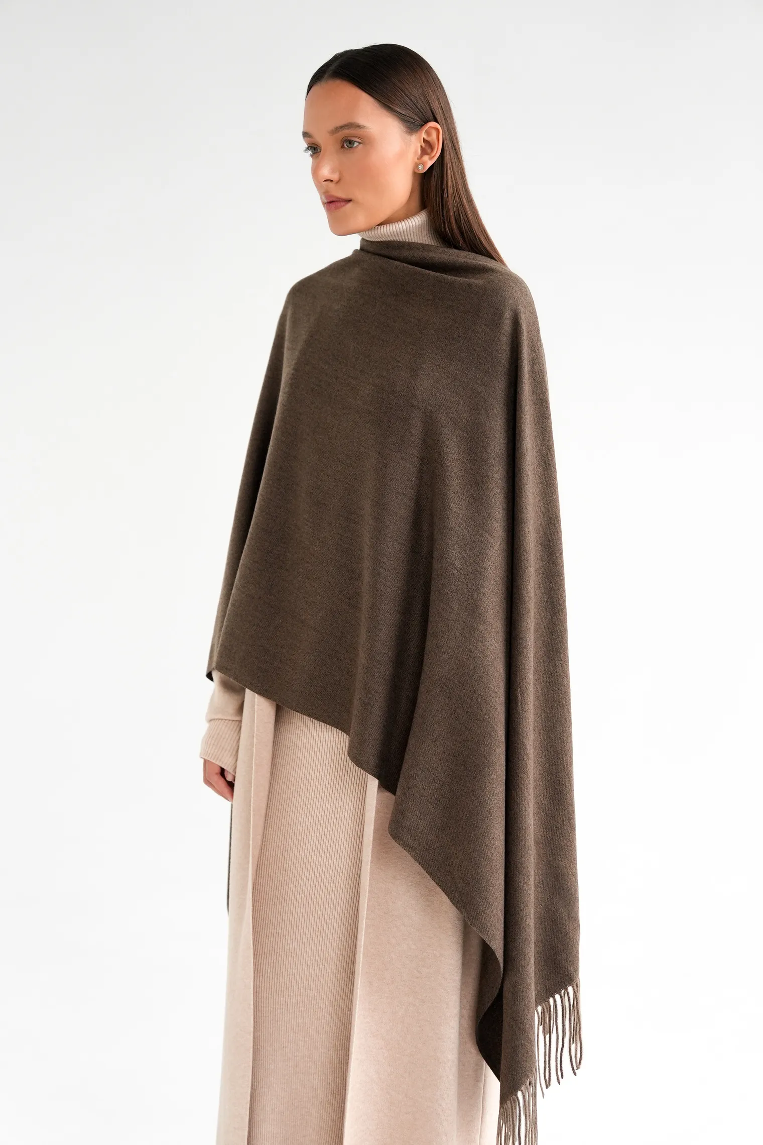 Палантин однотонный из вискозы коричневого цвета фото 3