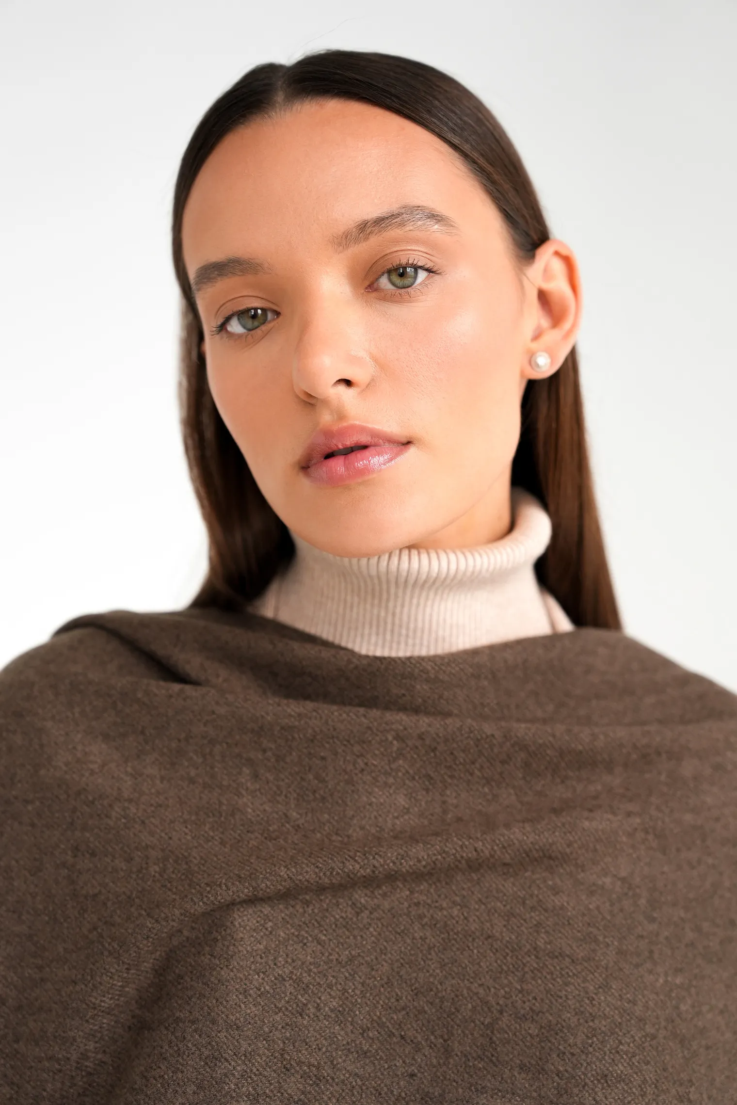 Палантин однотонный из вискозы коричневого цвета фото 4