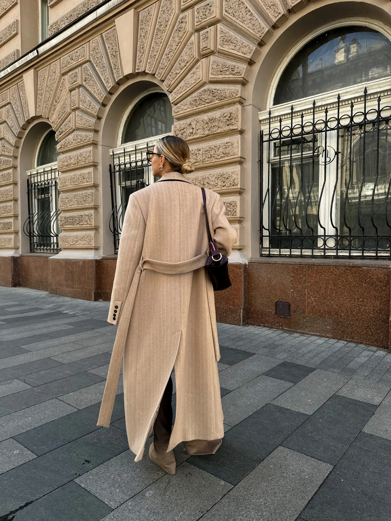Пальто прямого кроя с карманами и поясом бежевого цвета в полоску фото 5