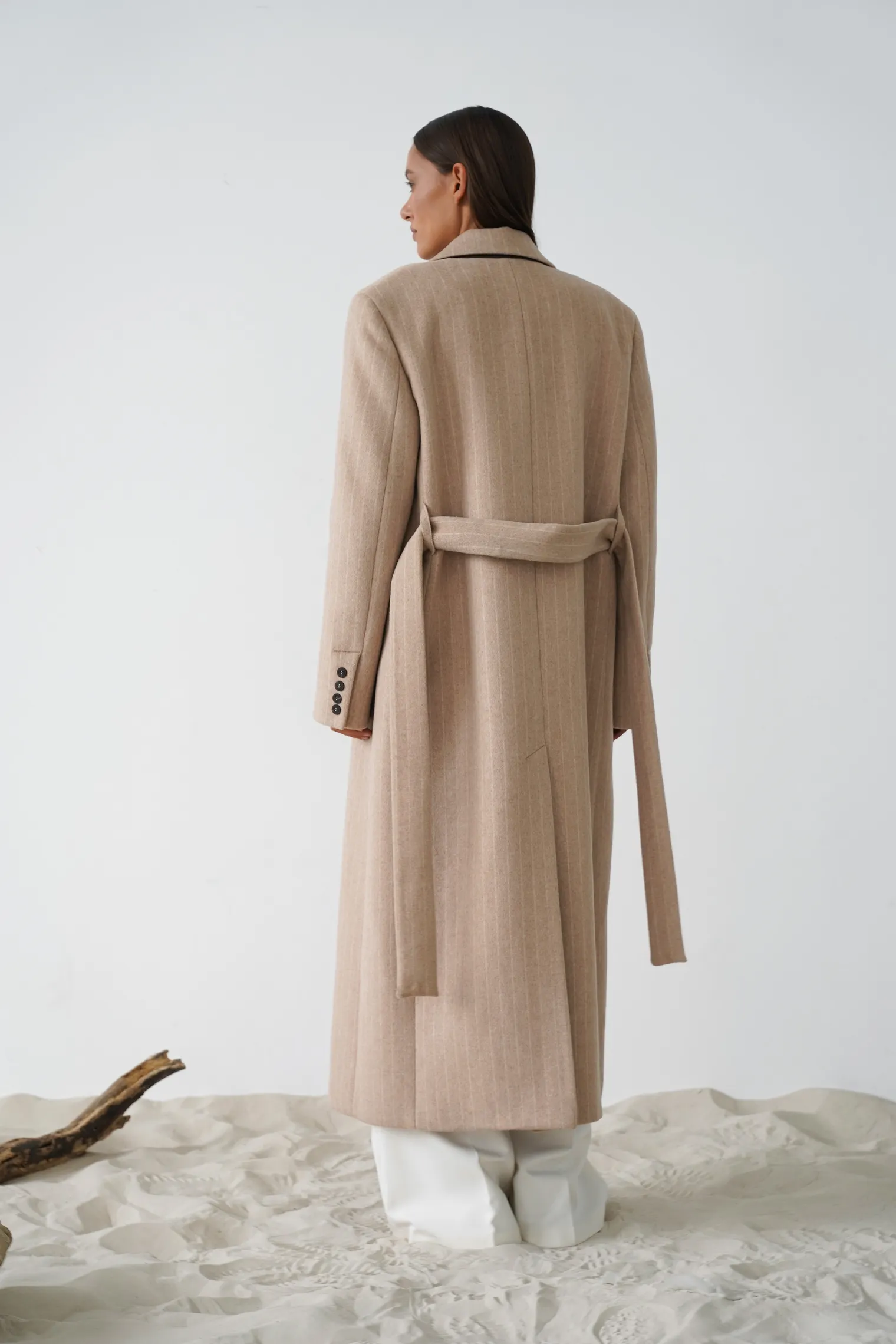 Пальто прямого кроя с карманами и поясом бежевого цвета в полоску фото 4
