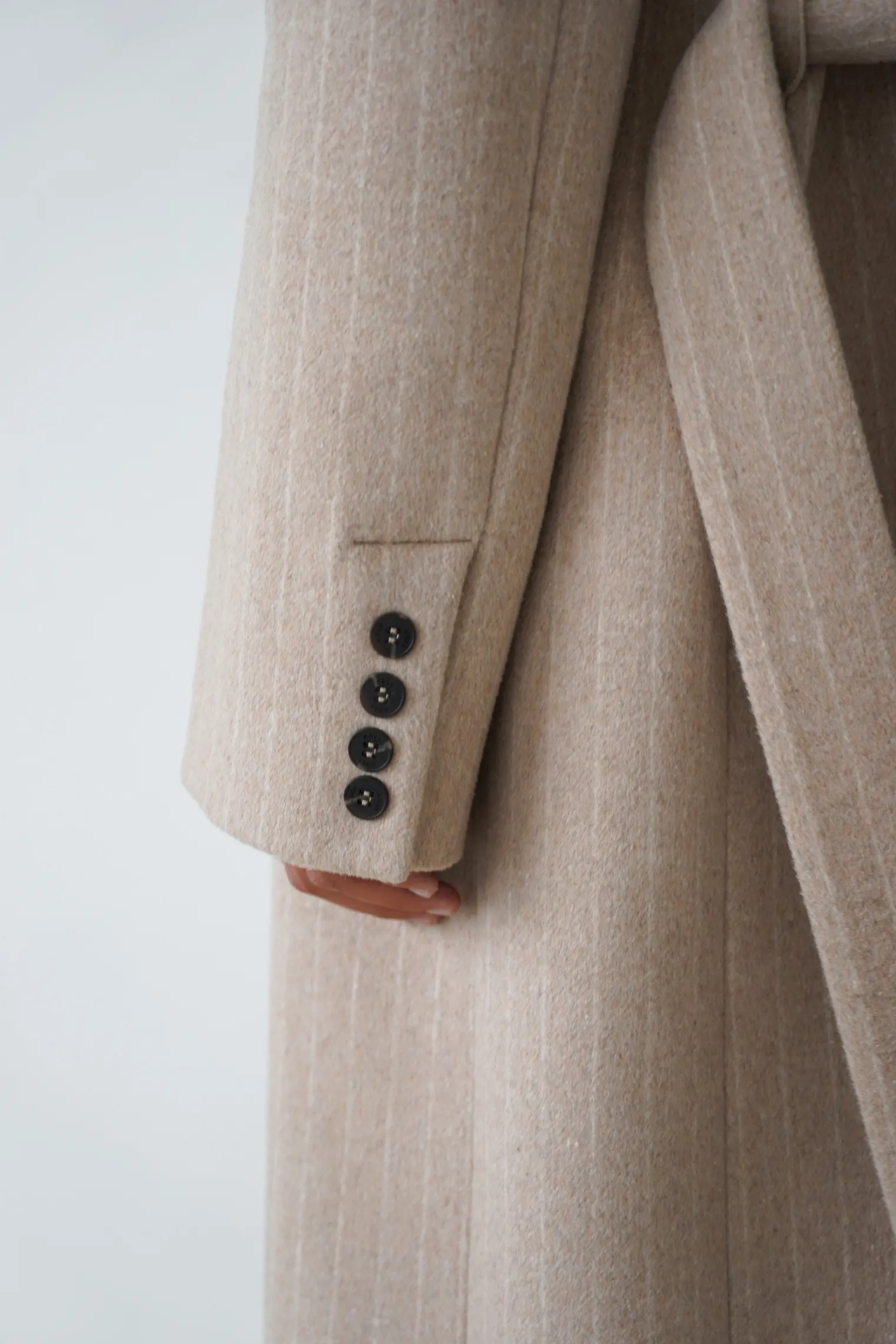 Пальто прямого кроя с карманами и поясом бежевого цвета в полоску фото 8