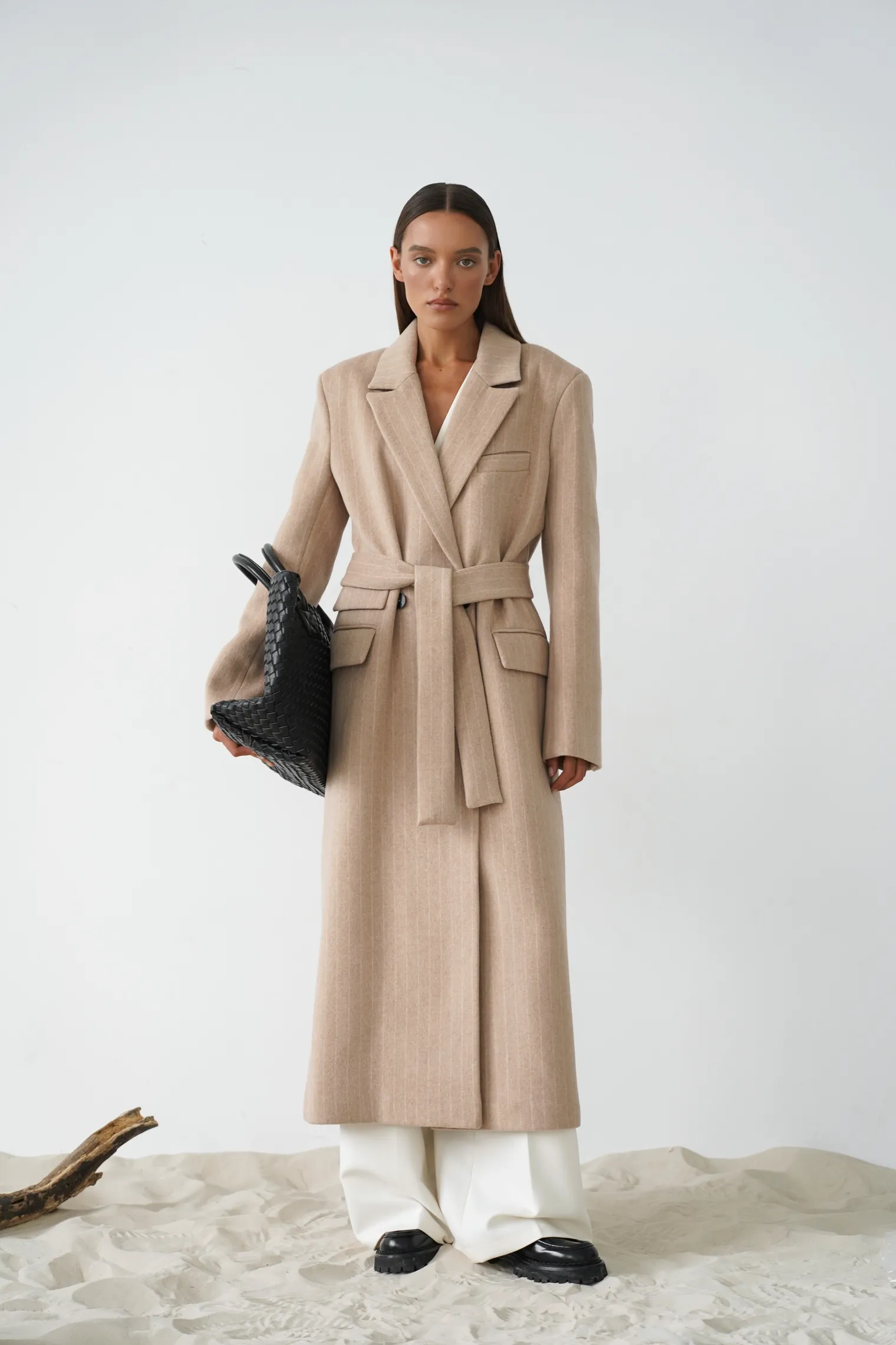 Пальто прямого кроя с карманами и поясом бежевого цвета в полоску фото 1