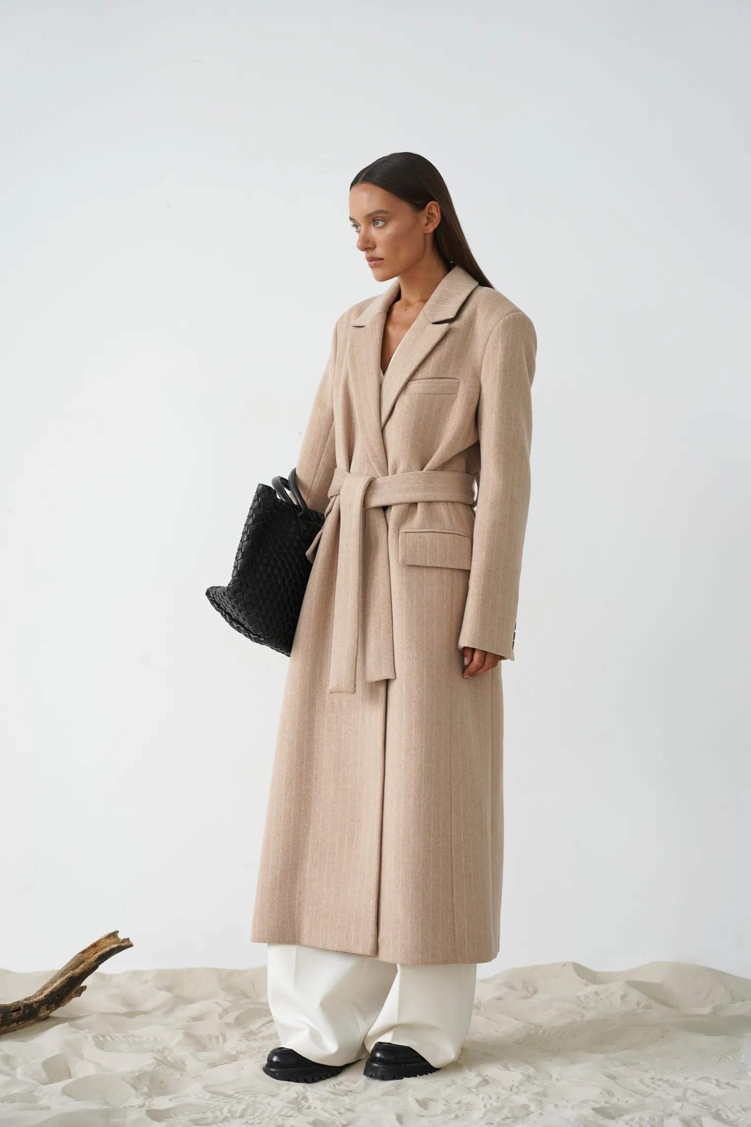 Пальто прямого кроя с карманами и поясом бежевого цвета в полоску фото 6