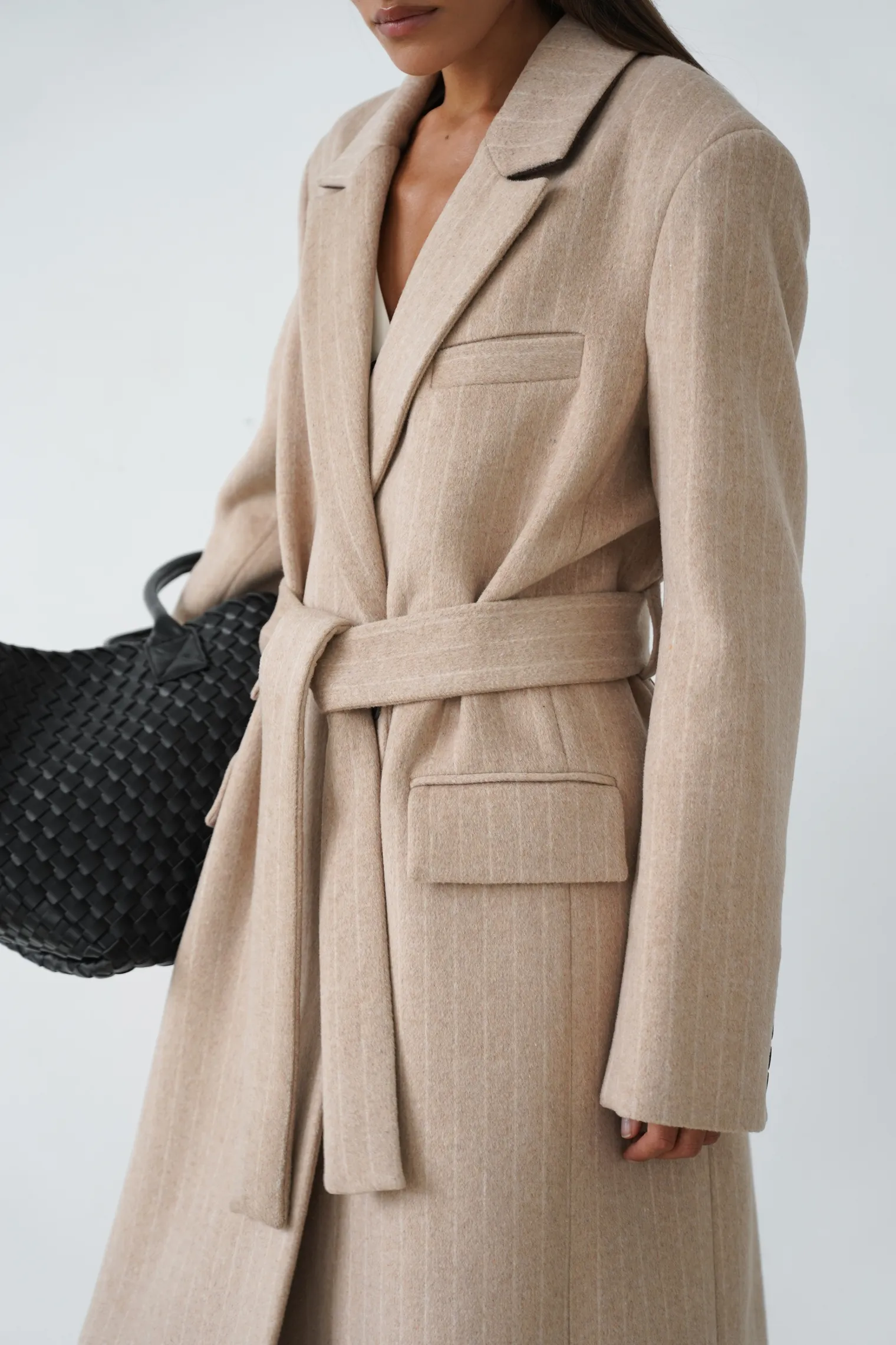 Пальто прямого кроя с карманами и поясом бежевого цвета в полоску фото 2