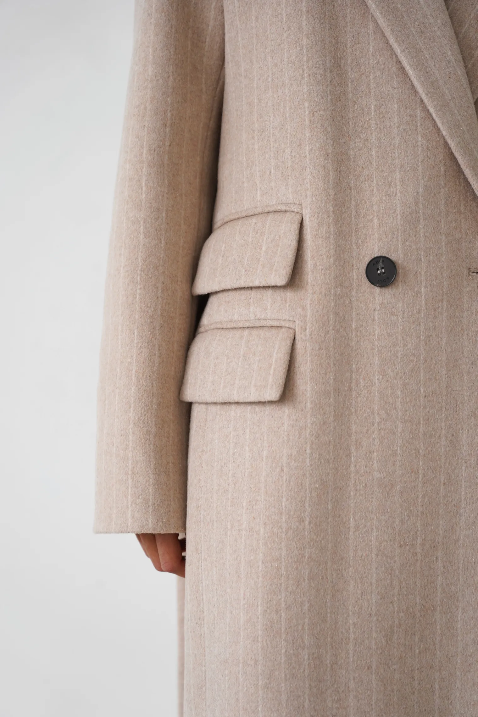 Пальто прямого кроя с карманами и поясом бежевого цвета в полоску фото 9