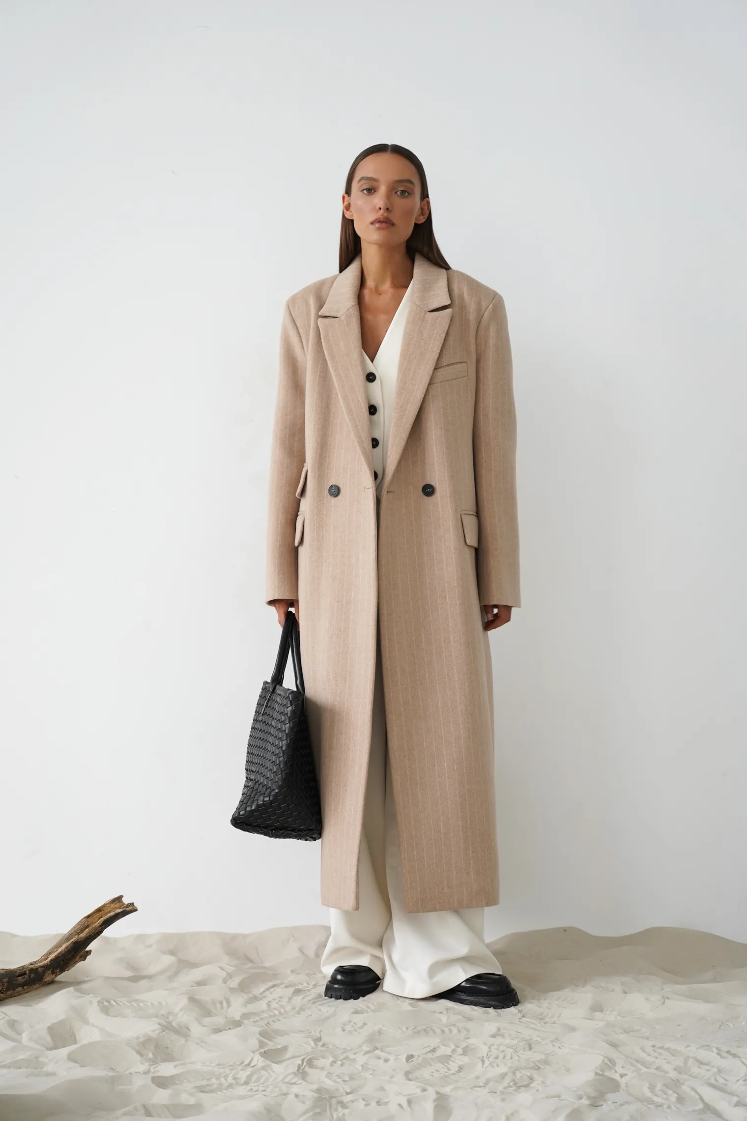 Пальто прямого кроя с карманами и поясом бежевого цвета в полоску фото 3