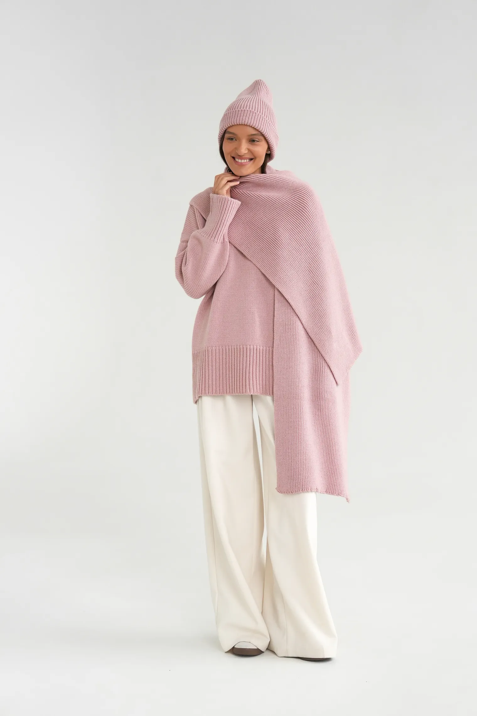 Шапка из шерсти мериноса пыльно-розового цвета фото 6