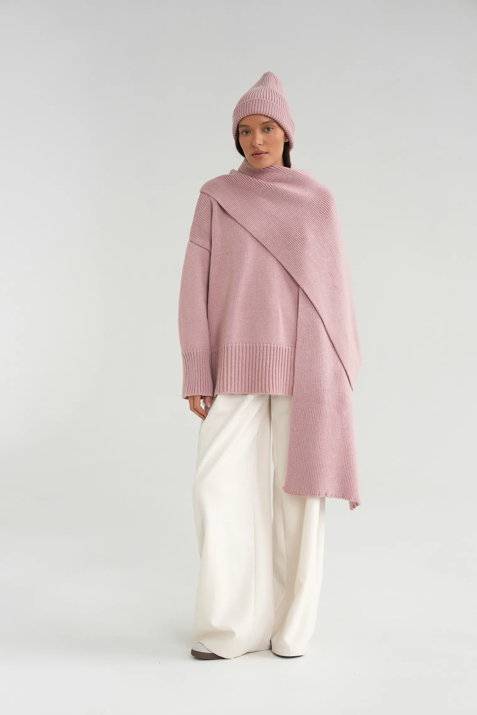 Шапка из шерсти мериноса пыльно-розового цвета фото 4
