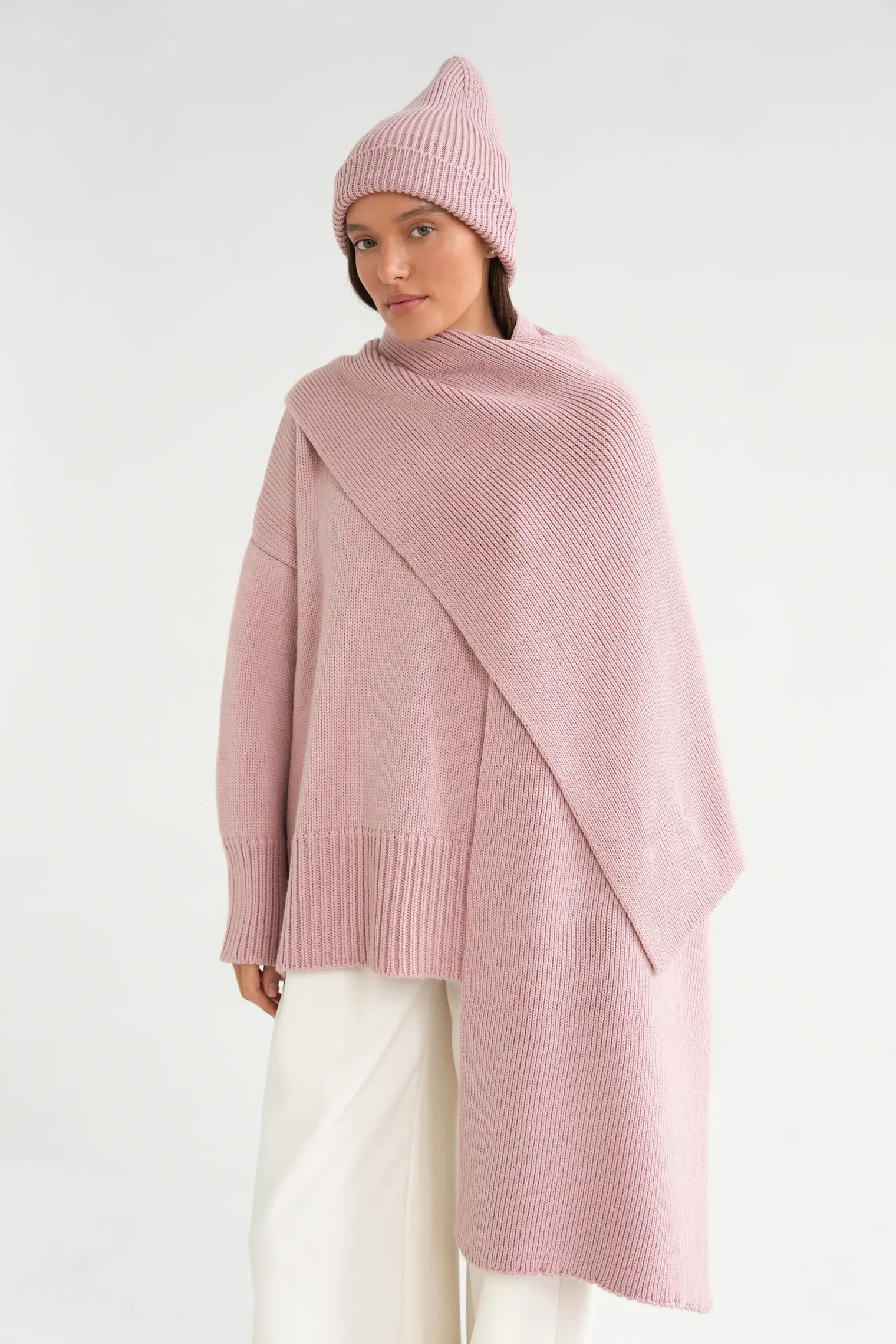 Шапка из шерсти мериноса пыльно-розового цвета фото 2