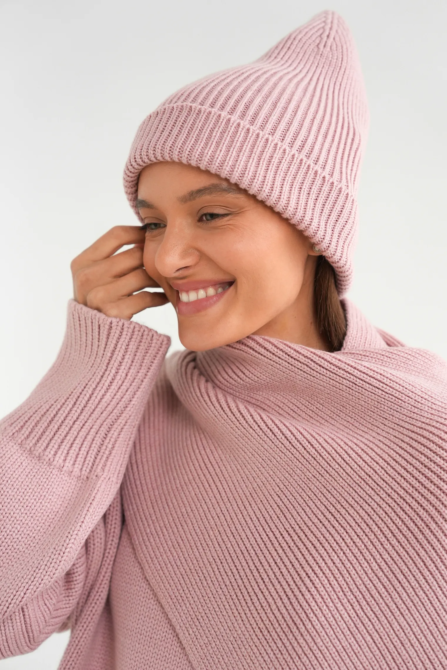 Шапка из шерсти мериноса пыльно-розового цвета фото 3