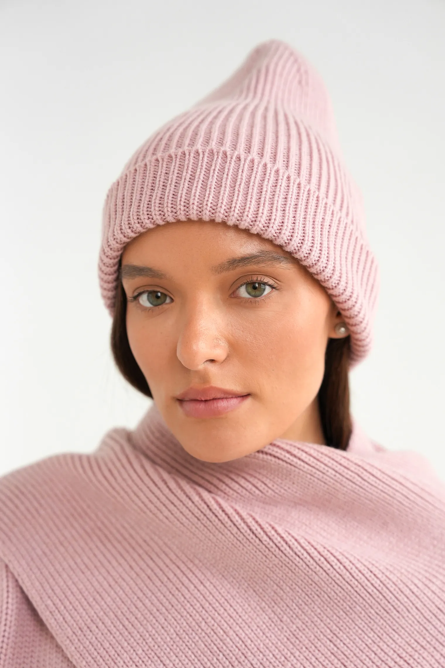 Шапка из шерсти мериноса пыльно-розового цвета фото 5