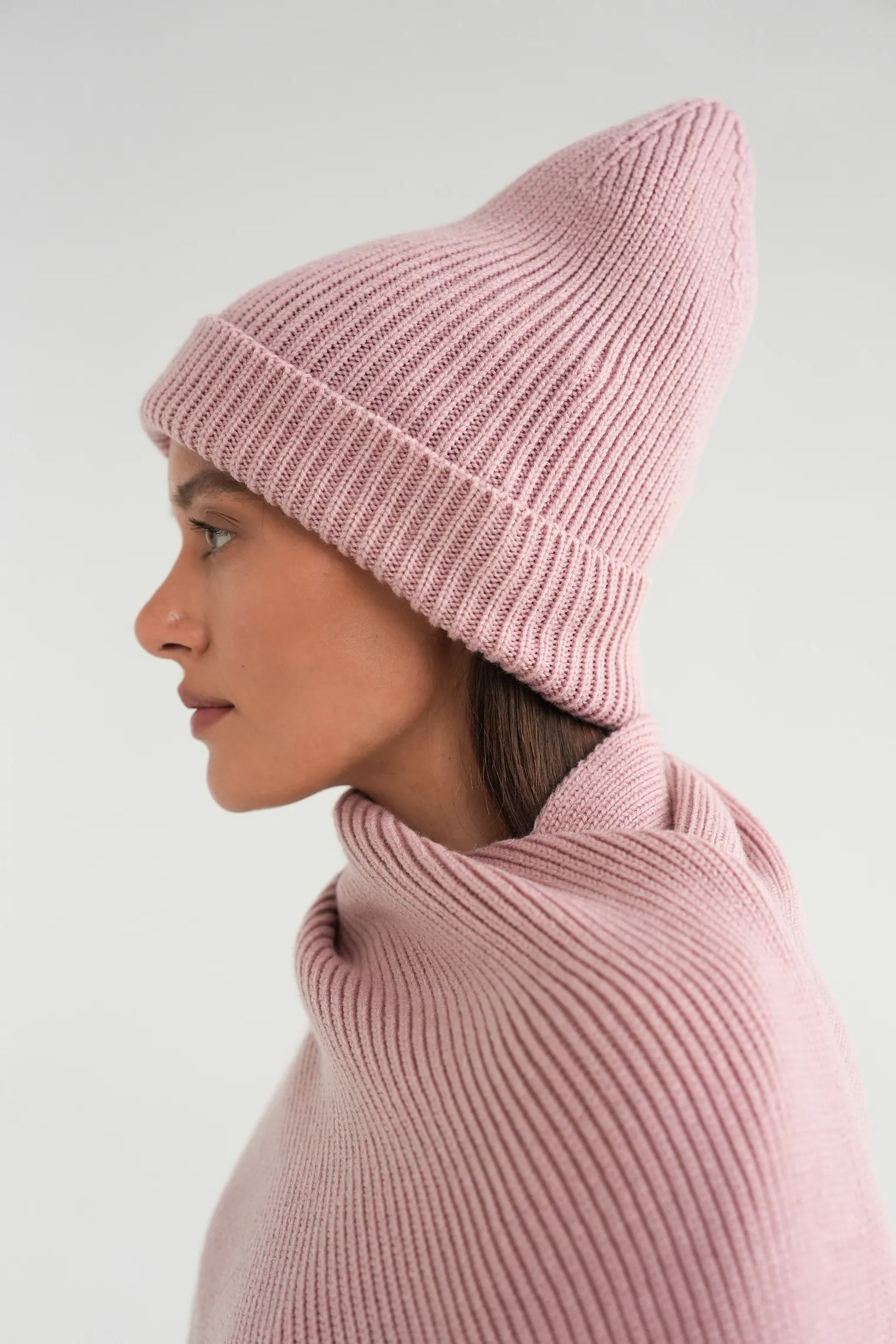 Шапка из шерсти мериноса пыльно-розового цвета фото 1