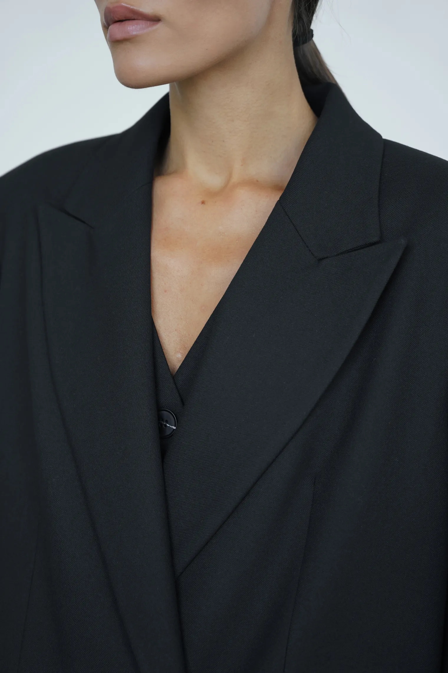 Двубортный жакет с накладными карманами чёрного цвета фото 2