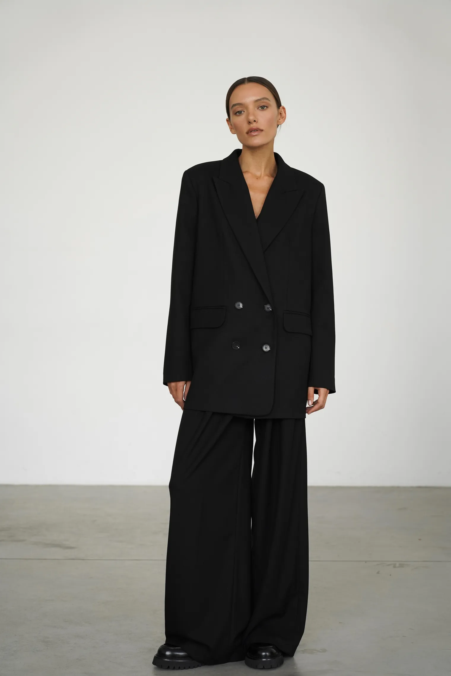 Двубортный жакет с накладными карманами чёрного цвета фото 1