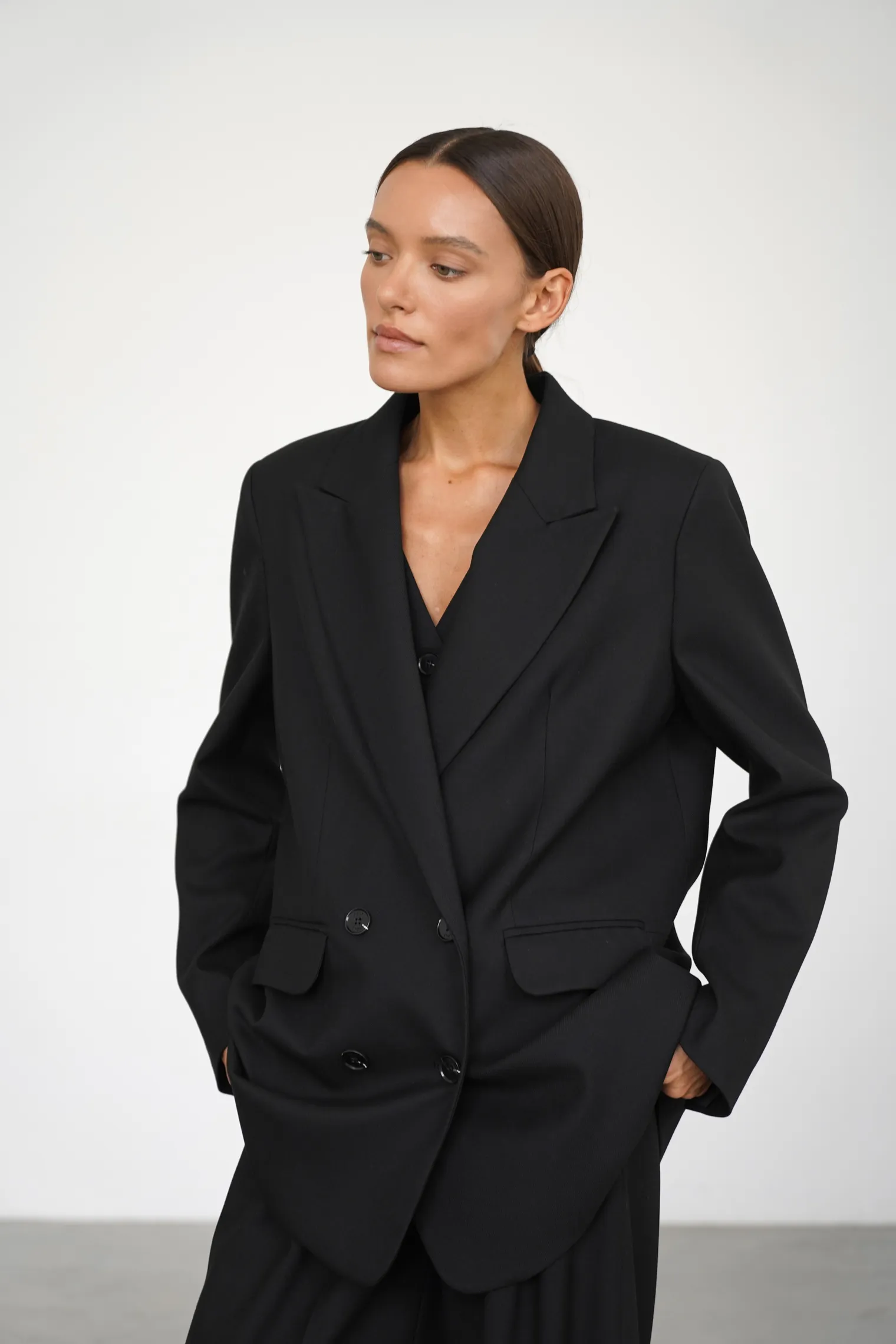 Двубортный жакет с накладными карманами чёрного цвета фото 5