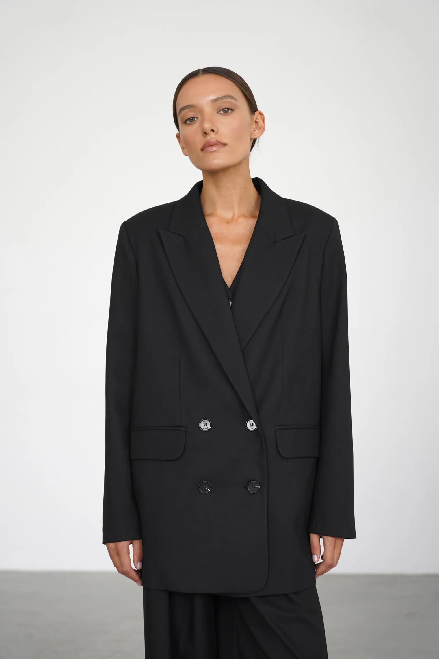 Двубортный жакет с накладными карманами чёрного цвета фото 7