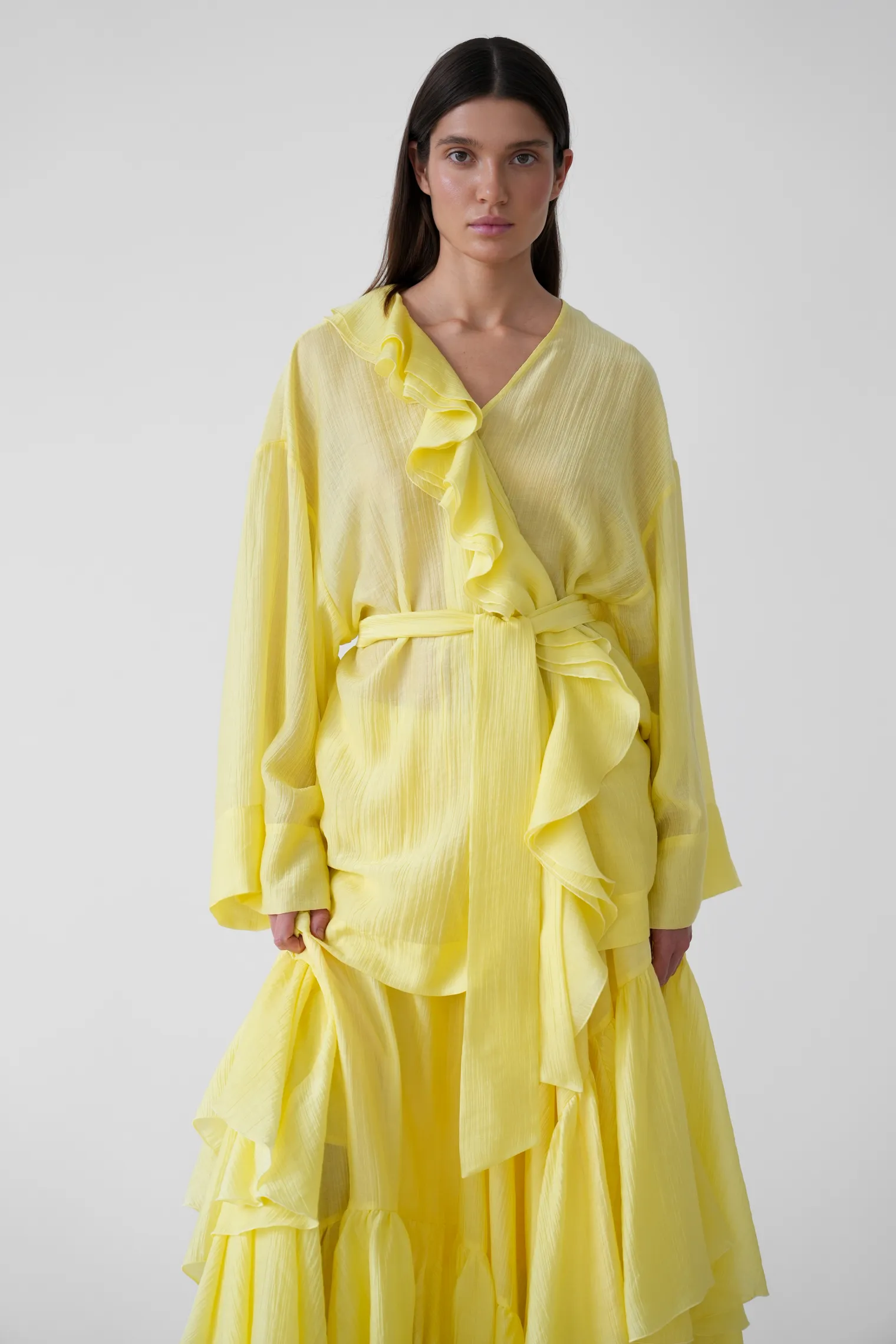 Блуза с запахом из жатой ткани цвета молочный лимон фото 8