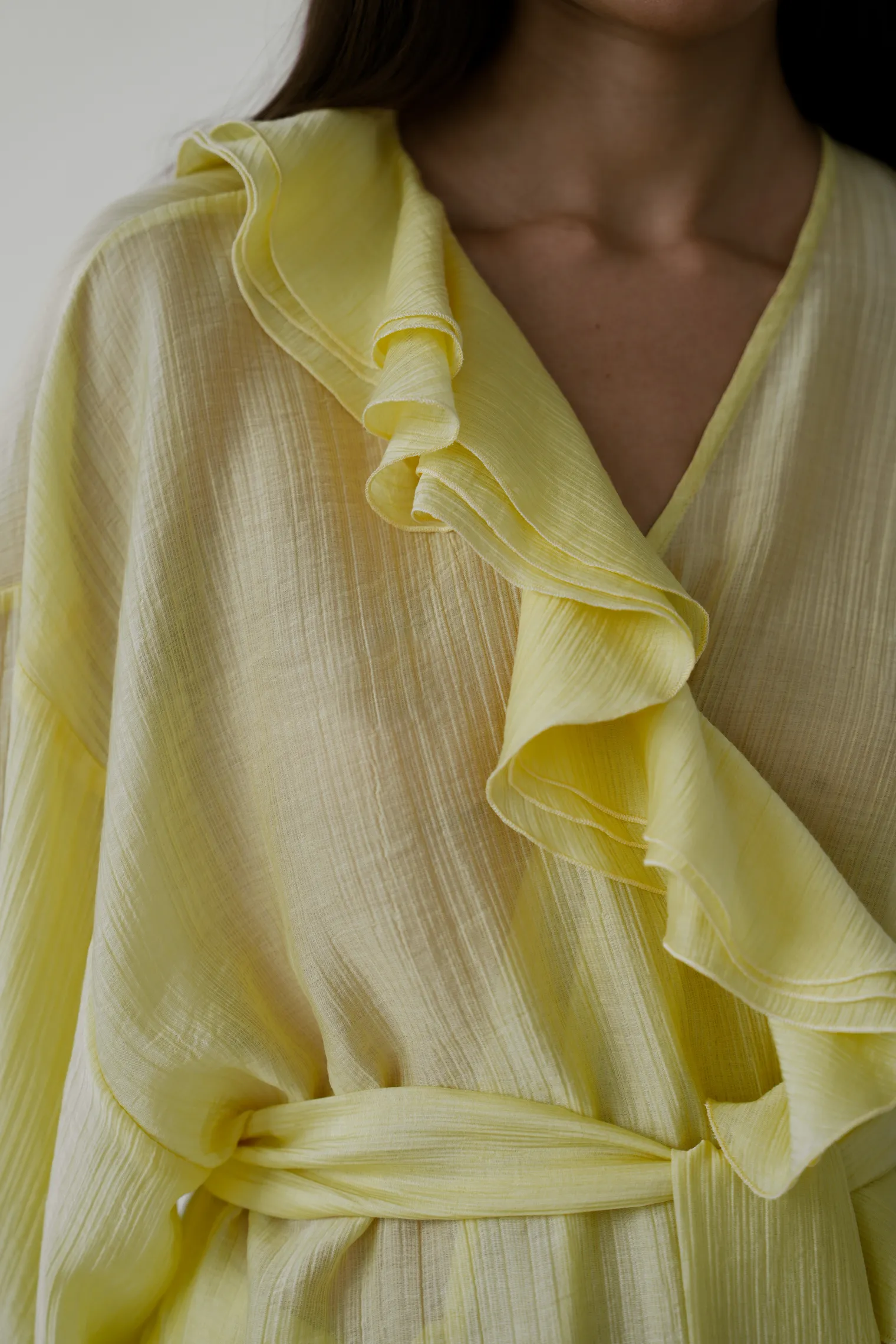 Блуза с запахом из жатой ткани цвета молочный лимон фото 2