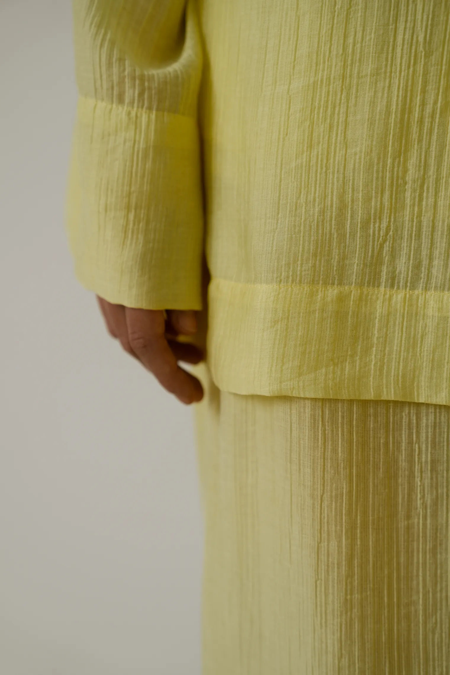 Блуза с запахом из жатой ткани цвета молочный лимон фото 6