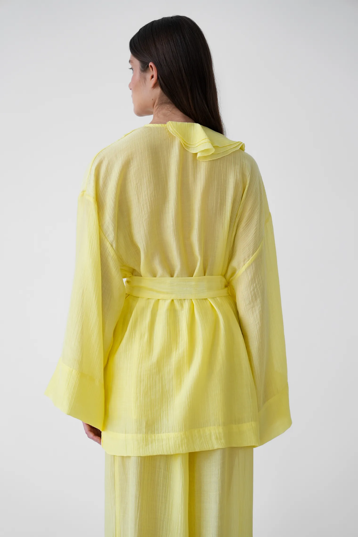 Блуза с запахом из жатой ткани цвета молочный лимон фото 4