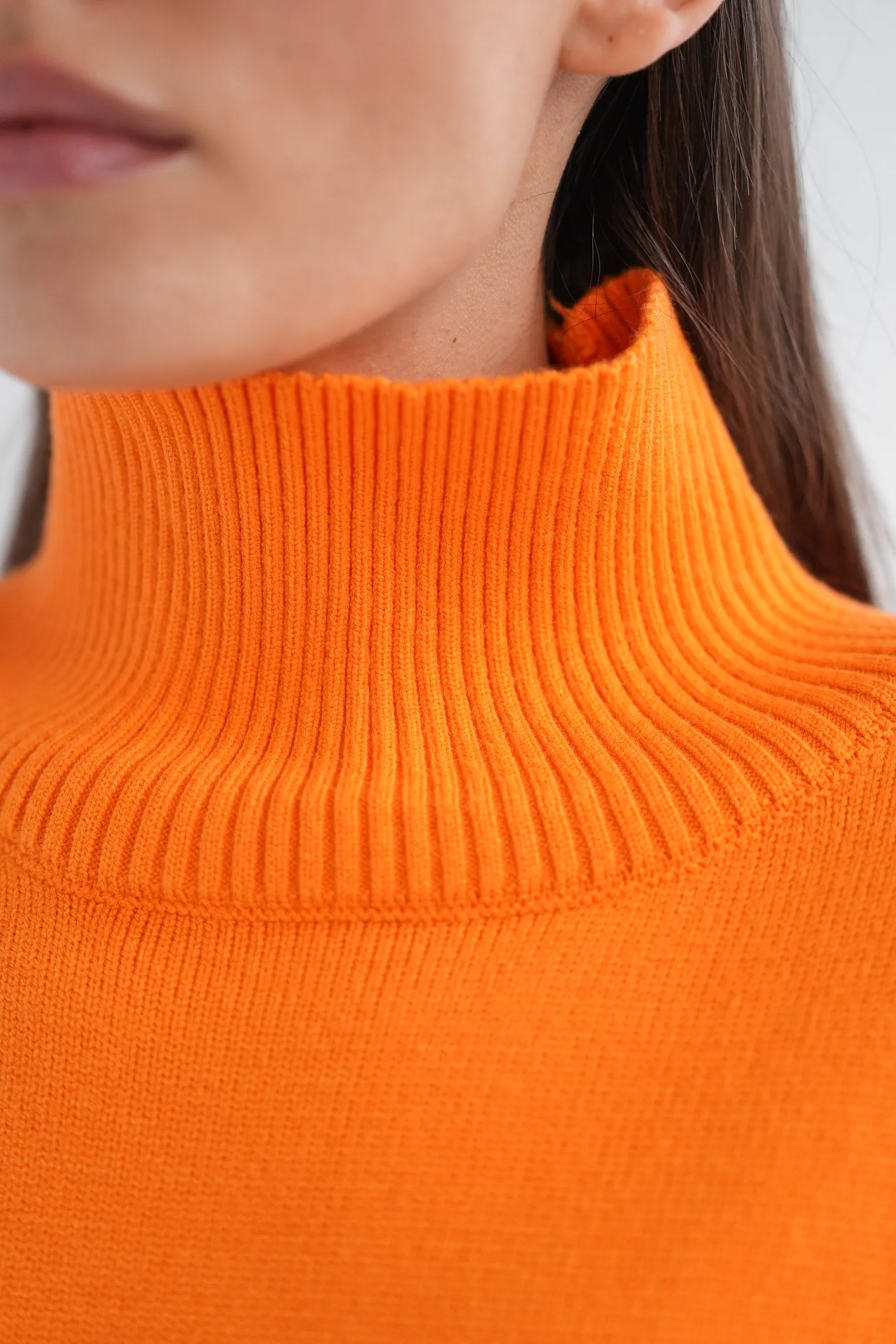 Джемпер мелкой вязки с высоким воротником апельсинового цвета фото 2