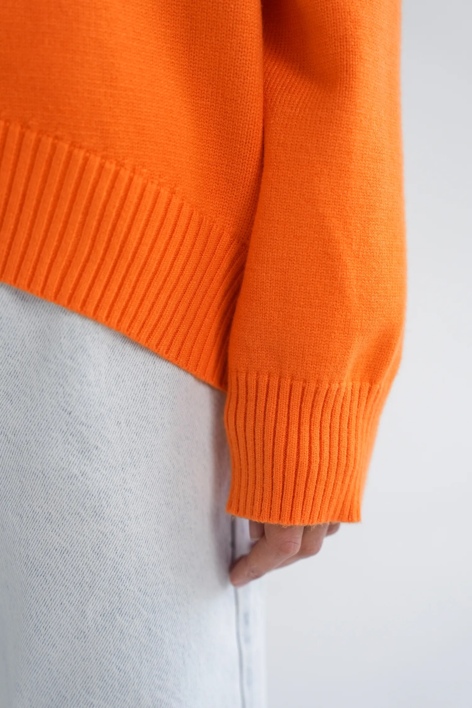 Джемпер мелкой вязки с высоким воротником апельсинового цвета фото 10