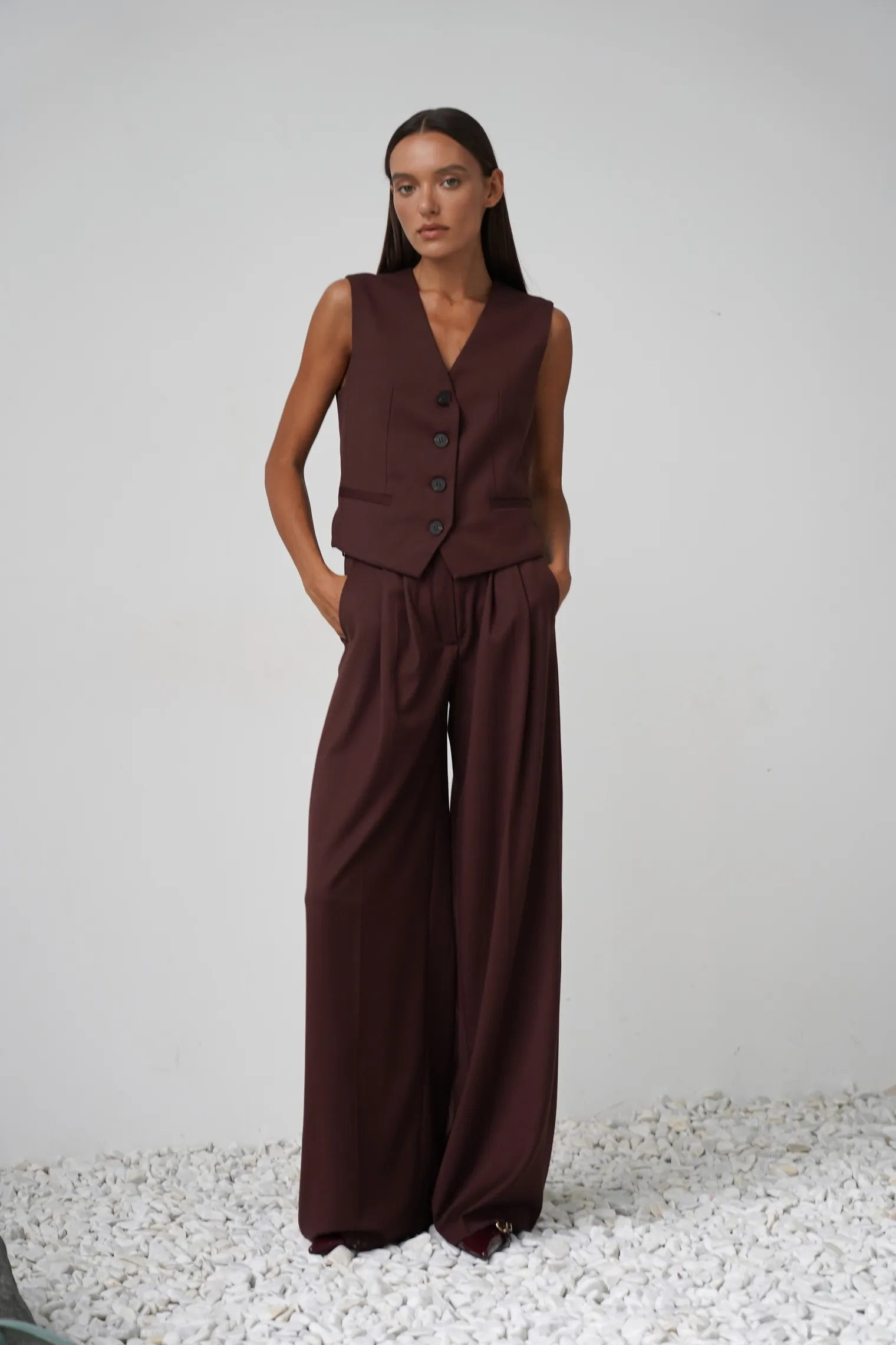 Однобортный жилет с пуговицами цвета горький шоколад фото 3
