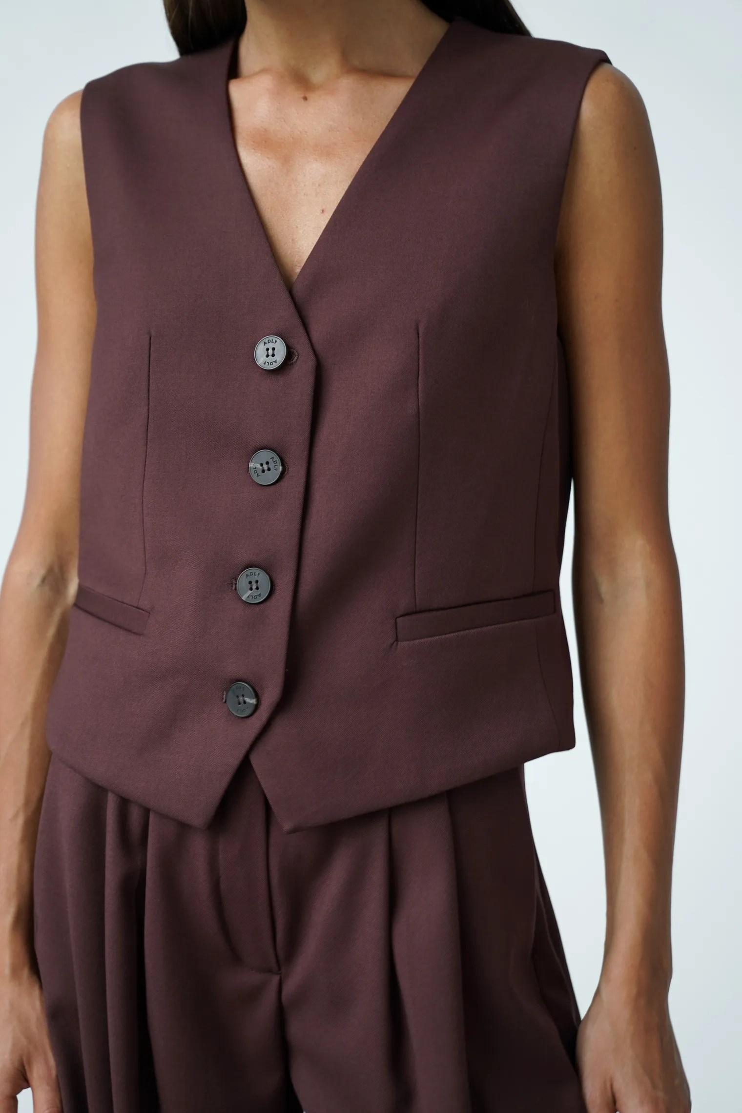 Однобортный жилет с пуговицами цвета горький шоколад фото 1