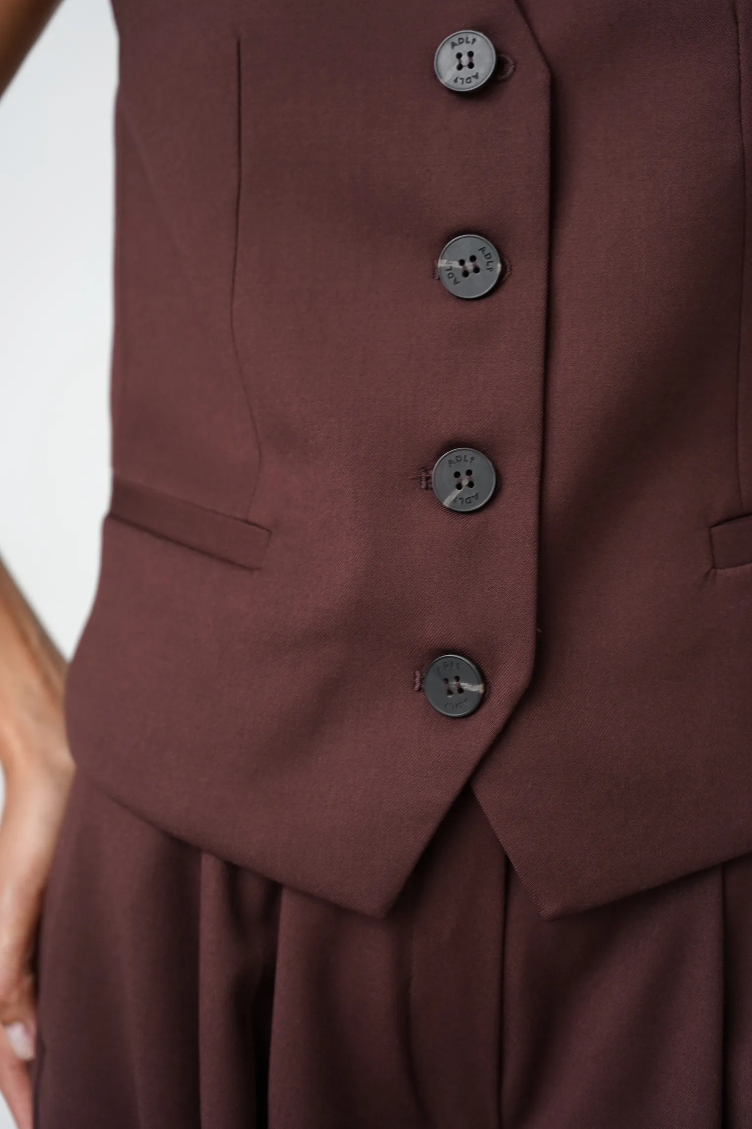 Однобортный жилет с пуговицами цвета горький шоколад фото 2