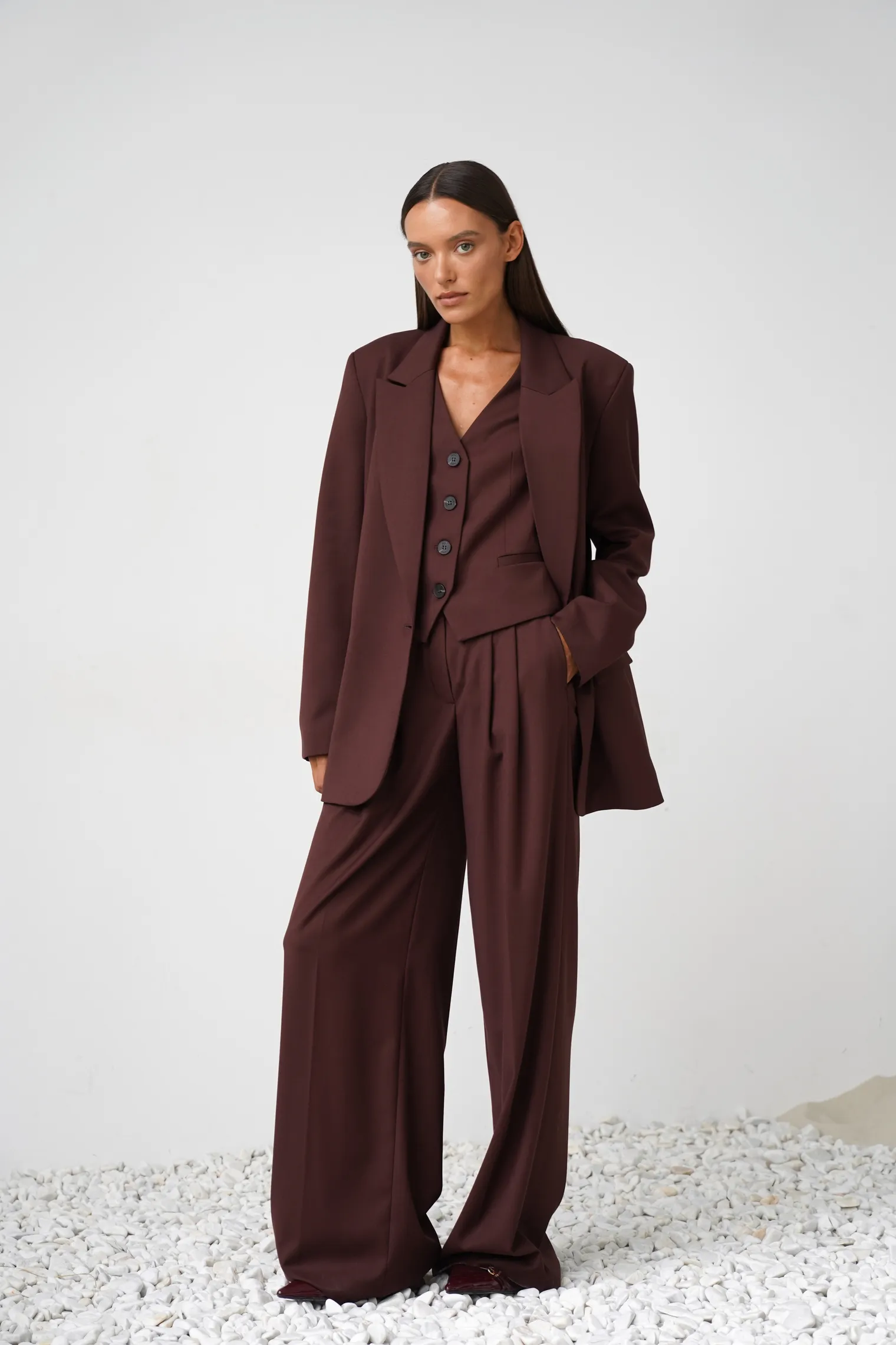 Однобортный жилет с пуговицами цвета горький шоколад фото 6