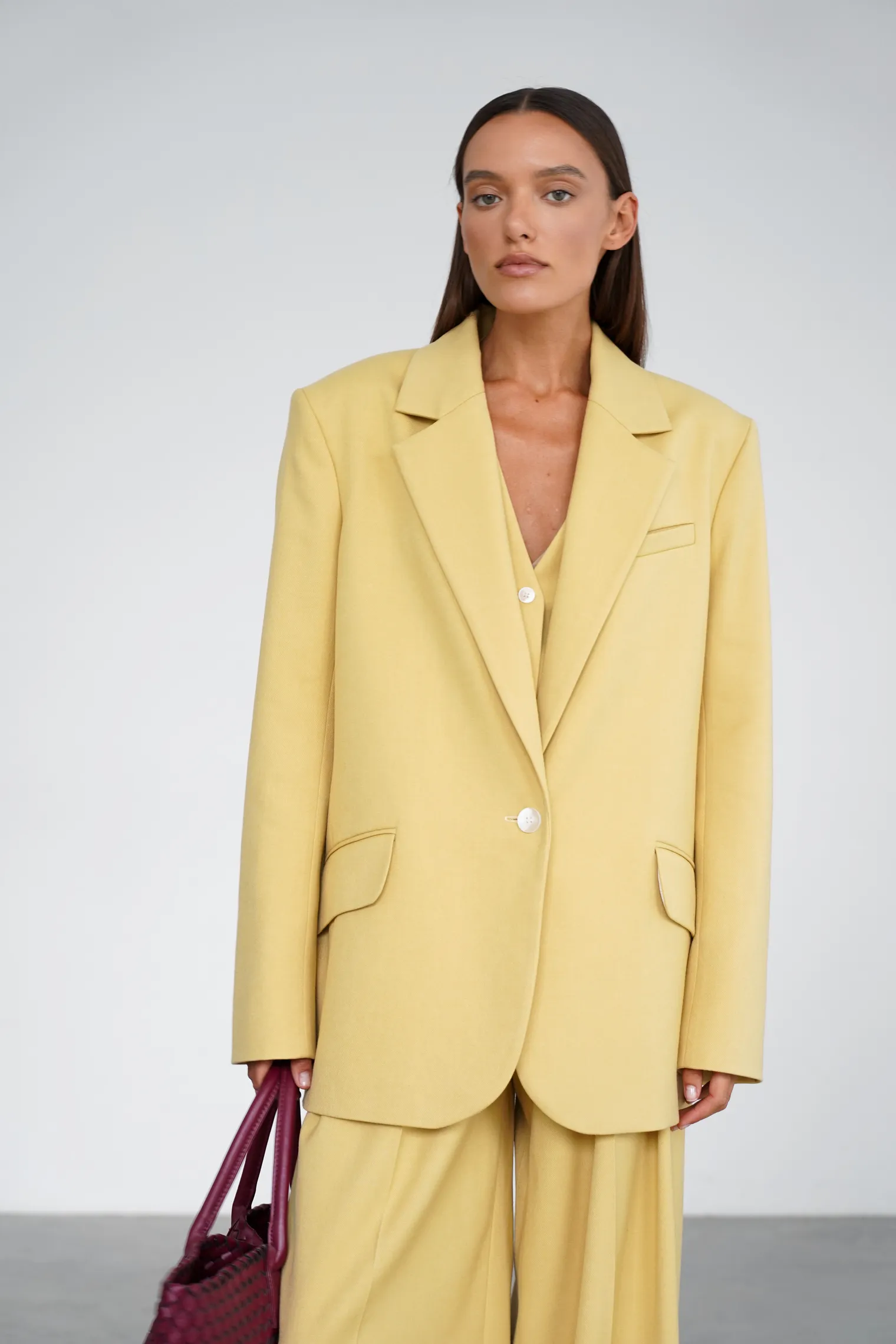 Однобортный жакет свободного кроя с карманами цвета молочный лимон фото 3